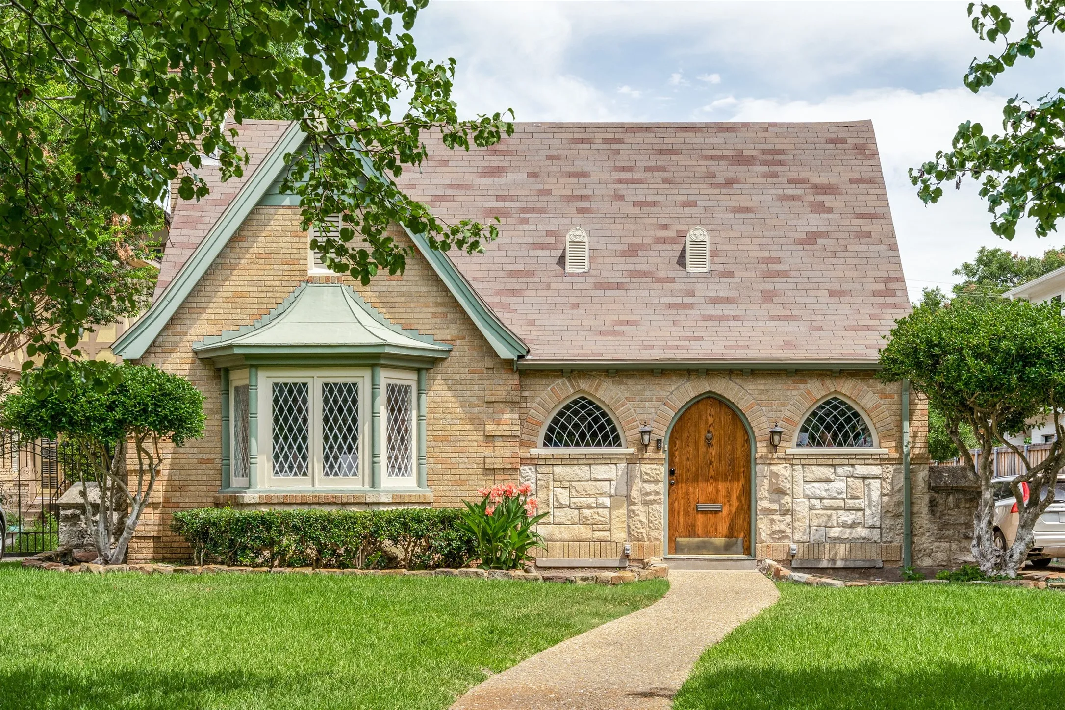 Single Family Residence For Rent in Dallas County , 6933 Westlake Avenue, Dallas, Texas 75214, 3 Bedroom, 2 Bathroom, 1 Garage spaces, 2,207 Sqft, built in 1934, mls#21352205, Real Estate Agent in Dallas, Homes For Rent in Dallas county, Homes For Rent in Dallas, Realtor in Dallas Texas, Real Estate Brokerage Independent Realty Texas, Luminita Cordes Realtor