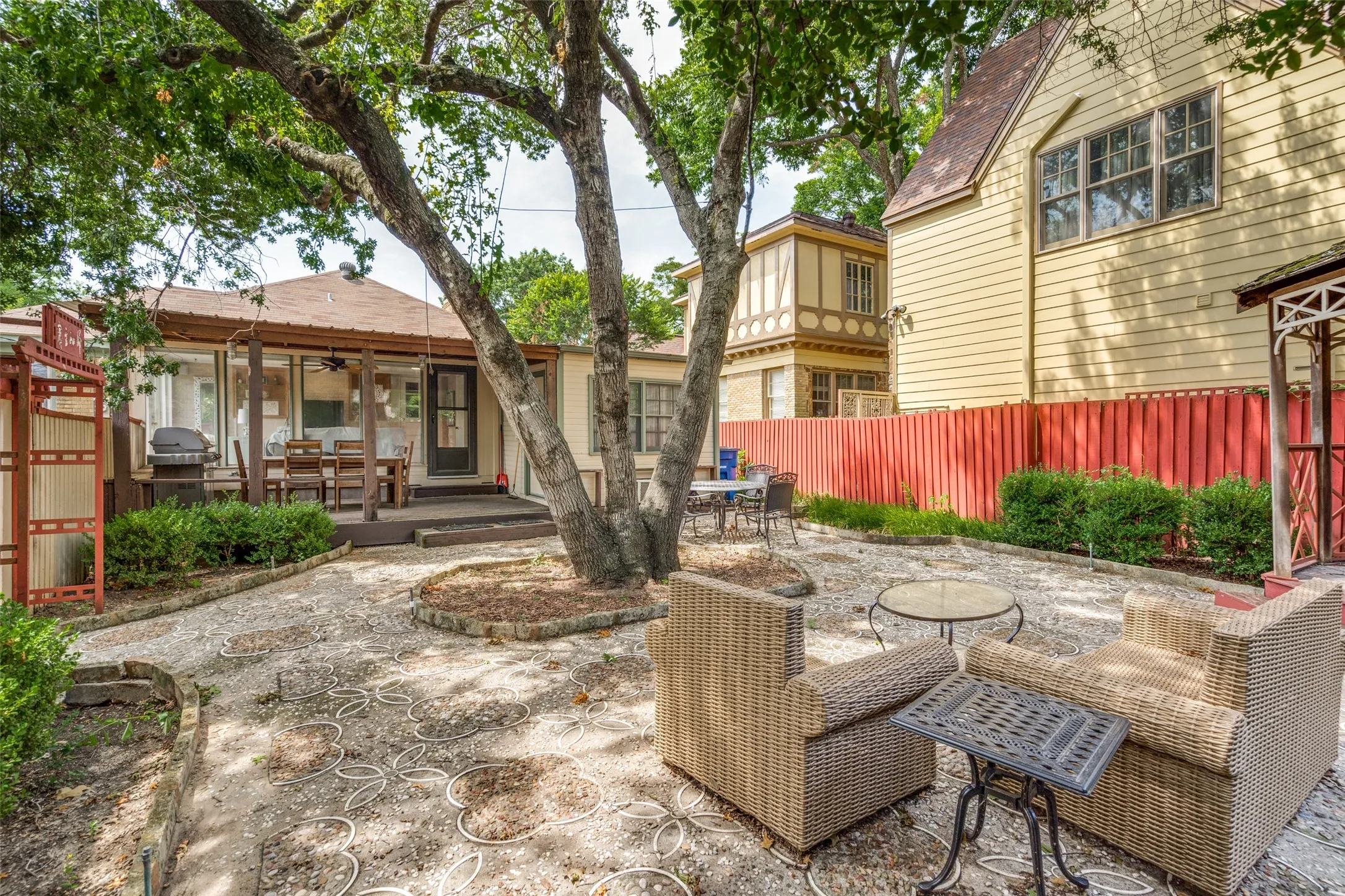 Single Family Residence For Rent in Dallas County , 6933 Westlake Avenue, Dallas, Texas 75214, 3 Bedroom, 2 Bathroom, 1 Garage spaces, 2,207 Sqft, built in 1934, mls#21352205, Real Estate Agent in Dallas, Homes For Rent in Dallas county, Homes For Rent in Dallas, Realtor in Dallas Texas, Real Estate Brokerage Independent Realty Texas, Luminita Cordes Realtor