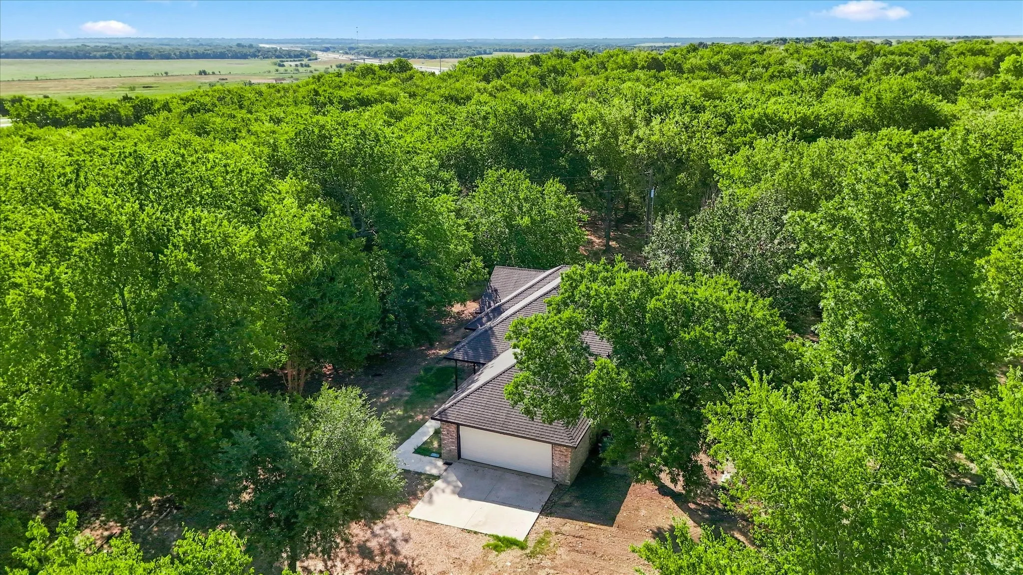 Single Family Residence For Sale in Kaufman County , 6103 W Highway 175, Kaufman, Texas 75142, 3 Bedroom, 2 Bathroom, 2 Garage spaces, 1,579 Sqft, built in 1999, Price $499,000, mls#21348656, Real Estate Agent in Kaufman, Homes For Sale in Kaufman county, Homes For Sale in Kaufman, Realtor in Kaufman Texas, Real Estate Brokerage Independent Realty Texas, Luminita Cordes Realtor