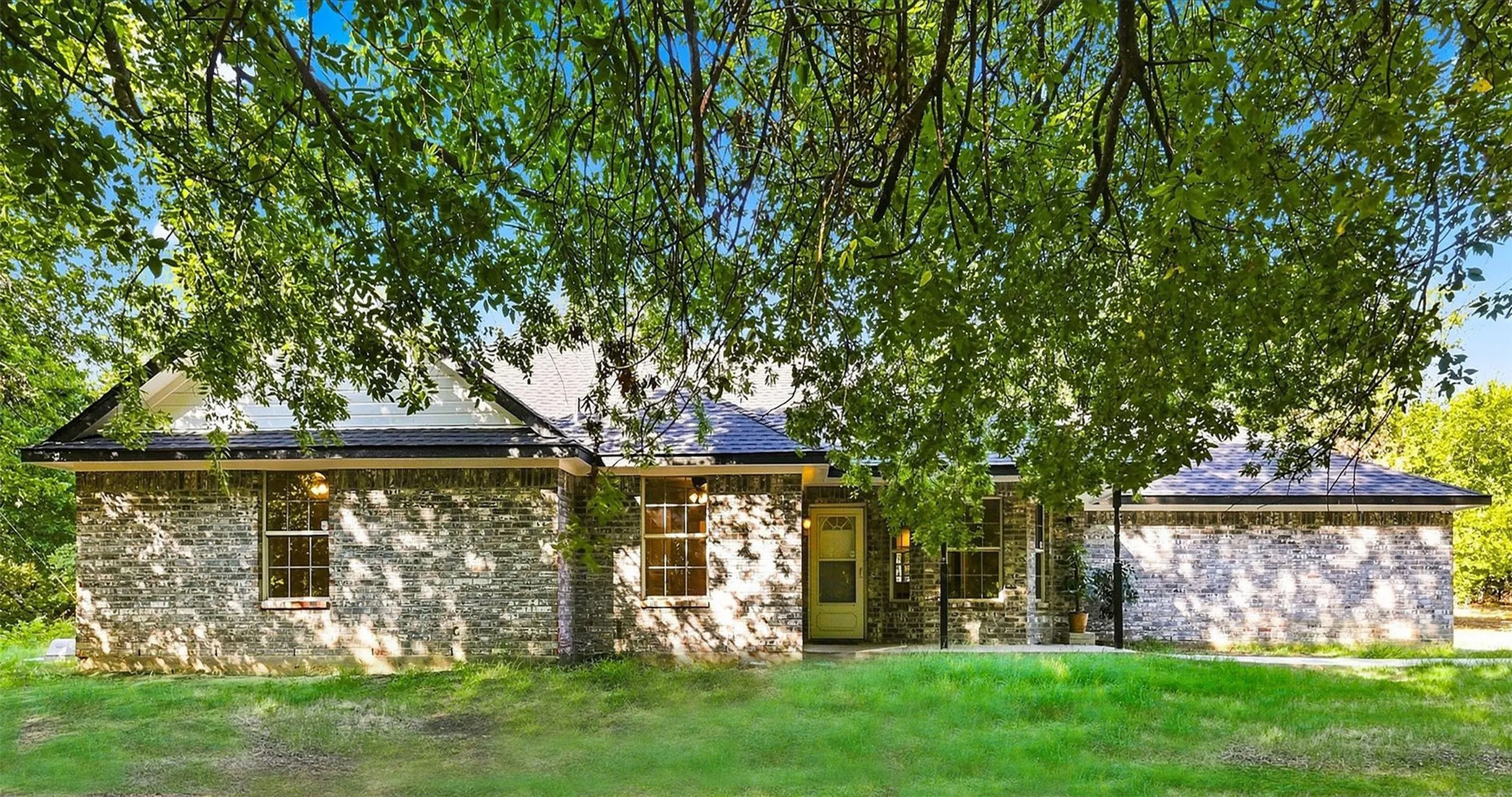 Single Family Residence For Sale in Kaufman County , 6103 W Highway 175, Kaufman, Texas 75142, 3 Bedroom, 2 Bathroom, 2 Garage spaces, 1,579 Sqft, built in 1999, Price $499,000, mls#21348656, Real Estate Agent in Kaufman, Homes For Sale in Kaufman county, Homes For Sale in Kaufman, Realtor in Kaufman Texas, Real Estate Brokerage Independent Realty Texas, Luminita Cordes Realtor