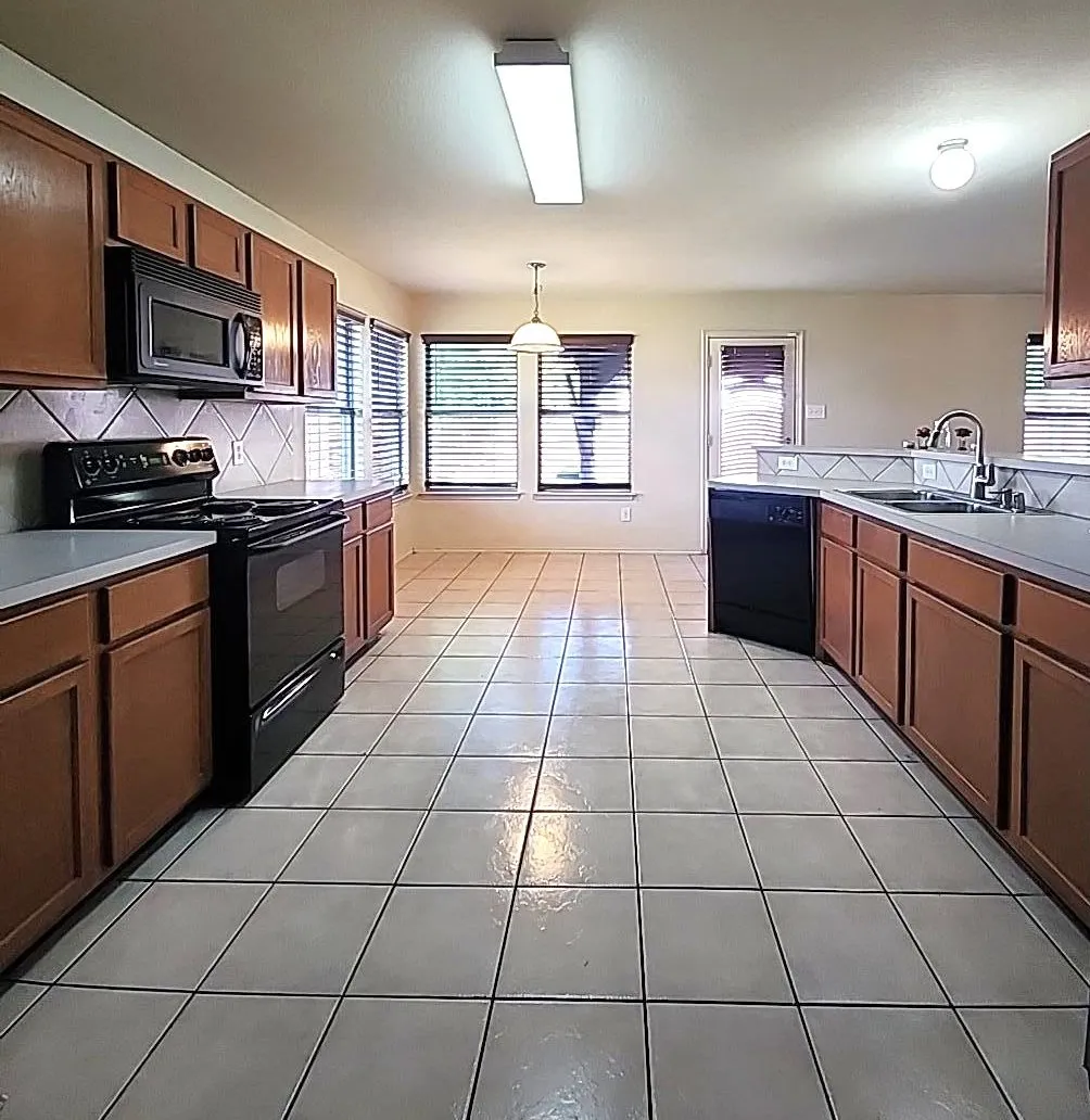 Single Family Residence For Sale in Denton County , 1000 Lake Trail Drive, Little Elm, Texas 75068, 4 Bedroom, 3 Bathroom, 2 Garage spaces, 2,497 Sqft, built in 2005, mls#21356718, Real Estate Agent in Little Elm, Homes For Sale in Denton county, Homes For Sale in Little Elm, Realtor in Little Elm Texas, Real Estate Brokerage Independent Realty Texas, Luminita Cordes Realtor