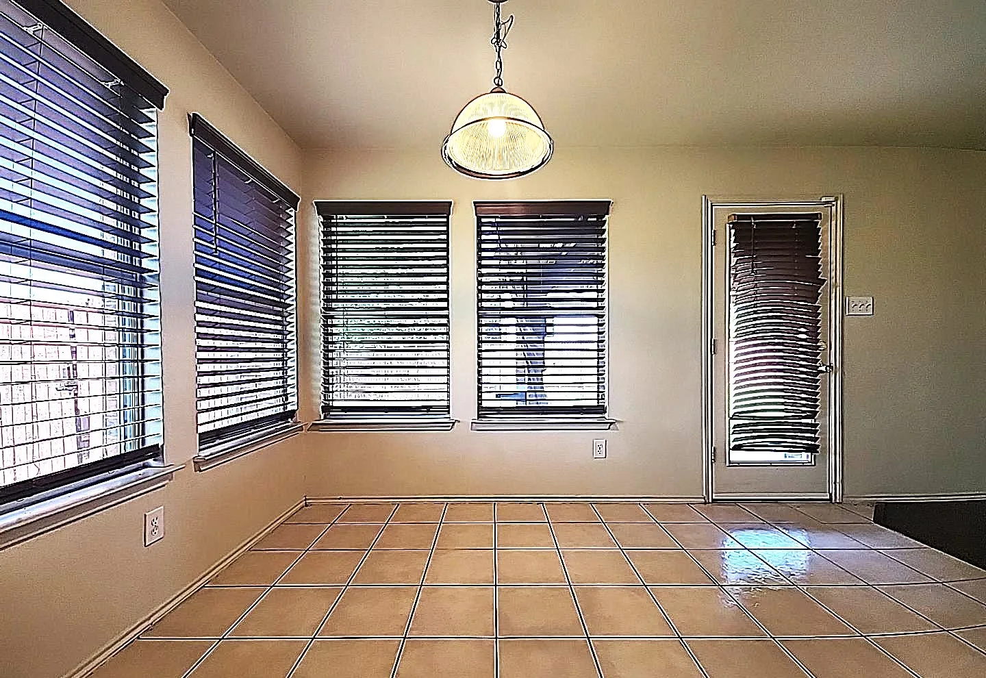 Single Family Residence For Sale in Denton County , 1000 Lake Trail Drive, Little Elm, Texas 75068, 4 Bedroom, 3 Bathroom, 2 Garage spaces, 2,497 Sqft, built in 2005, mls#21356718, Real Estate Agent in Little Elm, Homes For Sale in Denton county, Homes For Sale in Little Elm, Realtor in Little Elm Texas, Real Estate Brokerage Independent Realty Texas, Luminita Cordes Realtor
