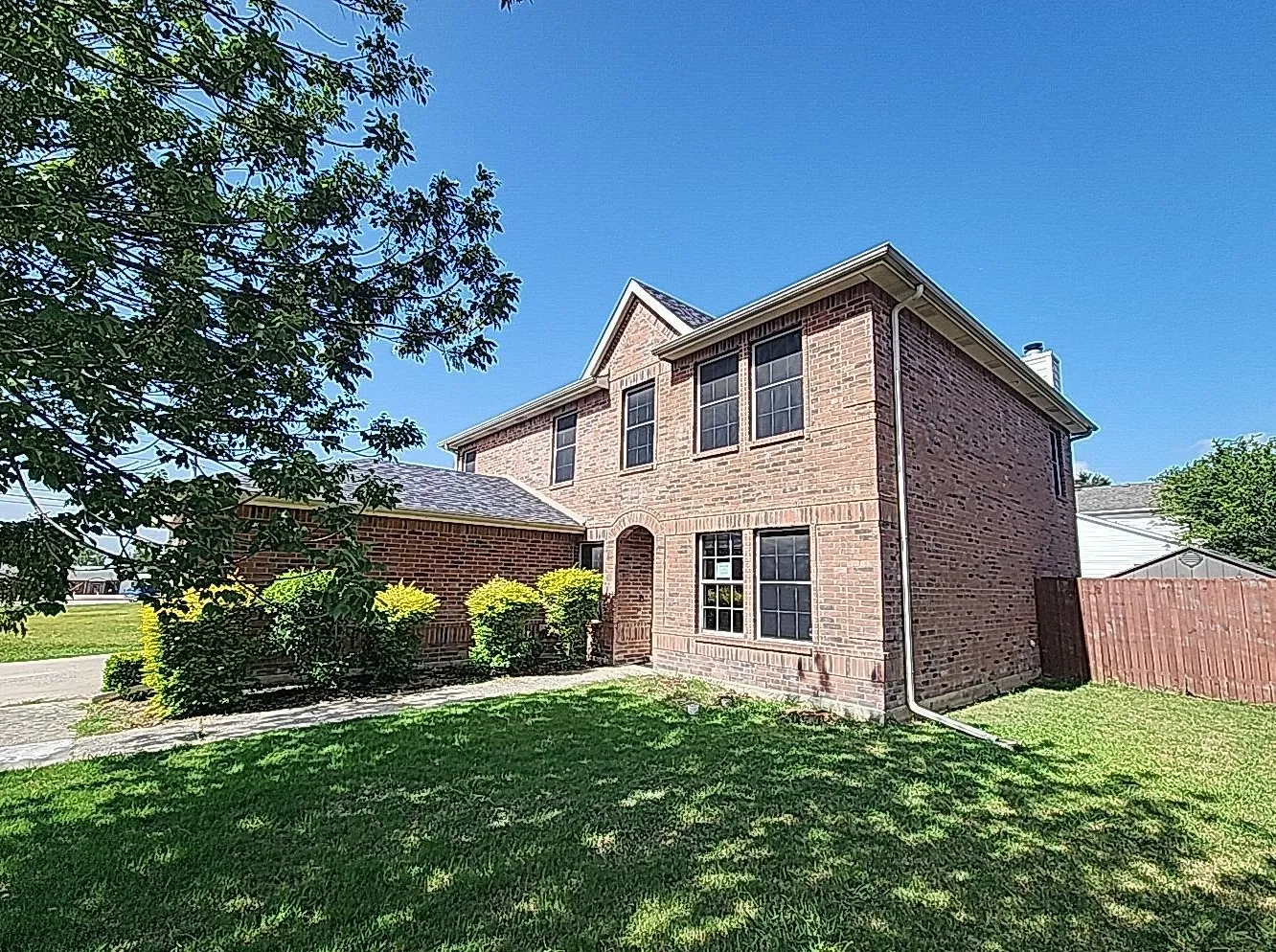 Single Family Residence For Sale in Denton County , 1000 Lake Trail Drive, Little Elm, Texas 75068, 4 Bedroom, 3 Bathroom, 2 Garage spaces, 2,497 Sqft, built in 2005, mls#21356718, Real Estate Agent in Little Elm, Homes For Sale in Denton county, Homes For Sale in Little Elm, Realtor in Little Elm Texas, Real Estate Brokerage Independent Realty Texas, Luminita Cordes Realtor