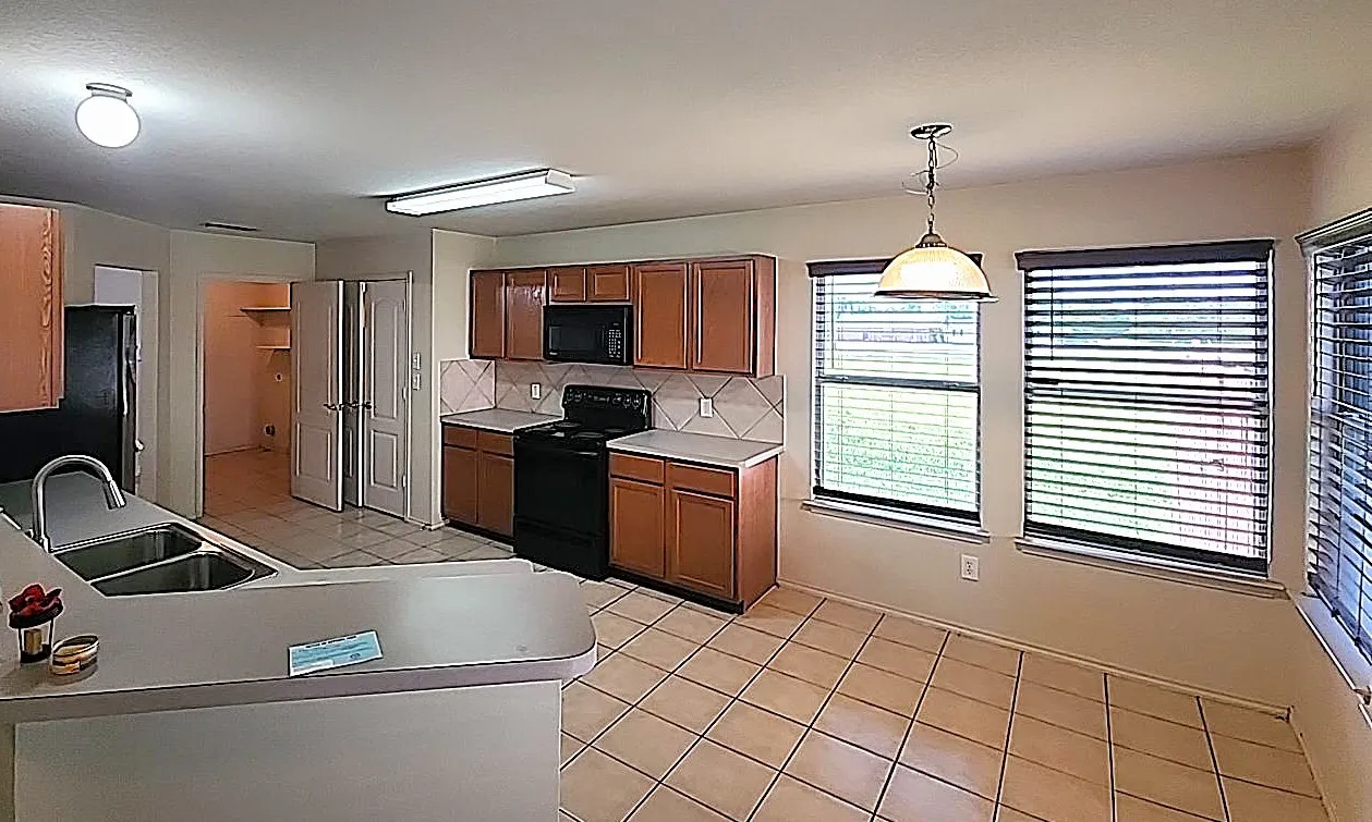 Single Family Residence For Sale in Denton County , 1000 Lake Trail Drive, Little Elm, Texas 75068, 4 Bedroom, 3 Bathroom, 2 Garage spaces, 2,497 Sqft, built in 2005, mls#21356718, Real Estate Agent in Little Elm, Homes For Sale in Denton county, Homes For Sale in Little Elm, Realtor in Little Elm Texas, Real Estate Brokerage Independent Realty Texas, Luminita Cordes Realtor