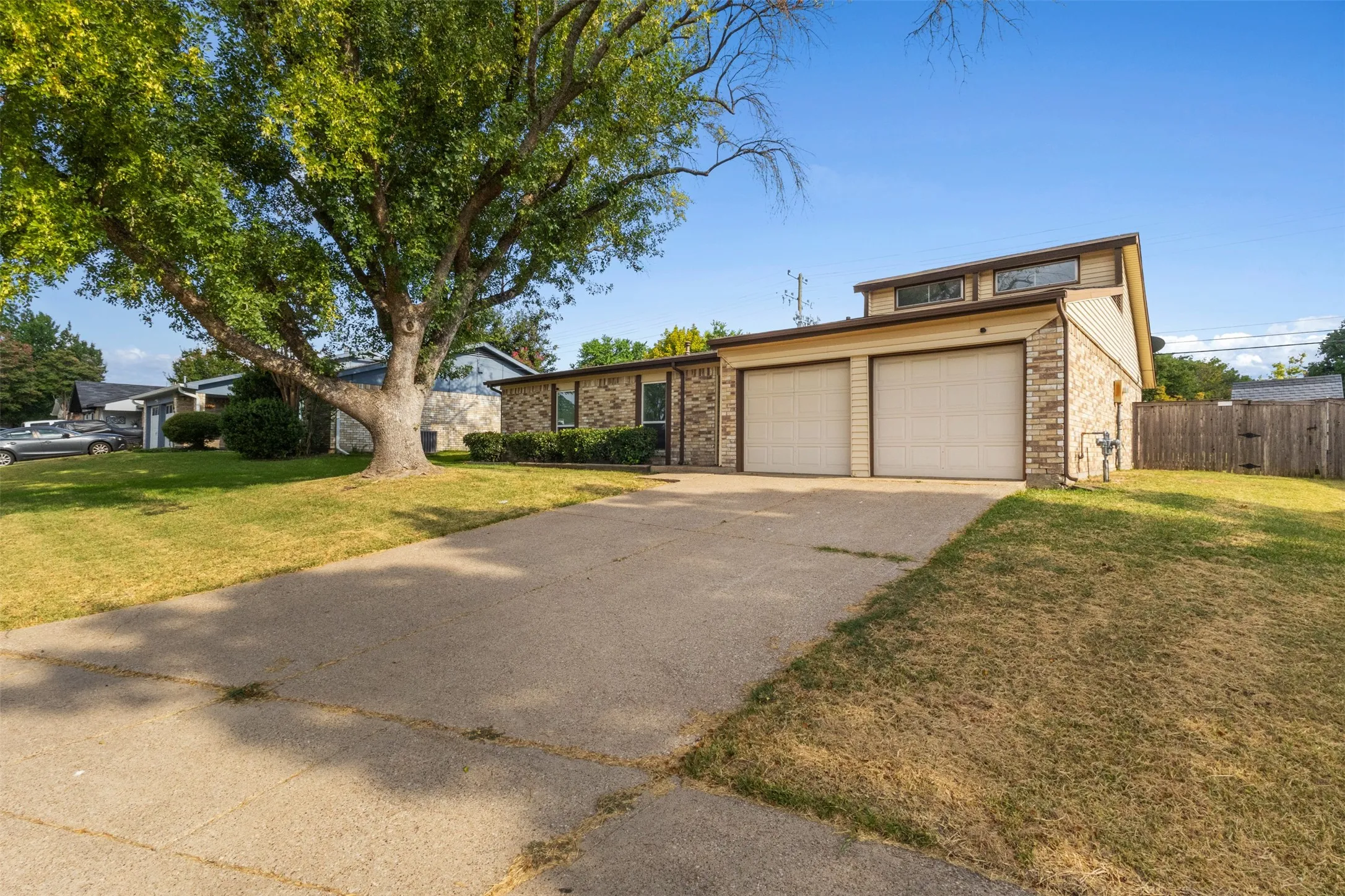 Single Family Residence For Sale in Dallas County , 1007 Elk Grove Drive, Richardson, Texas 75081, 3 Bedroom, 2 Bathroom, 2 Garage spaces, 1,695 Sqft, built in 1980, mls#21355645, Real Estate Agent in Richardson, Homes For Sale in Dallas county, Homes For Sale in Richardson, Realtor in Richardson Texas, Real Estate Brokerage Independent Realty Texas, Luminita Cordes Realtor