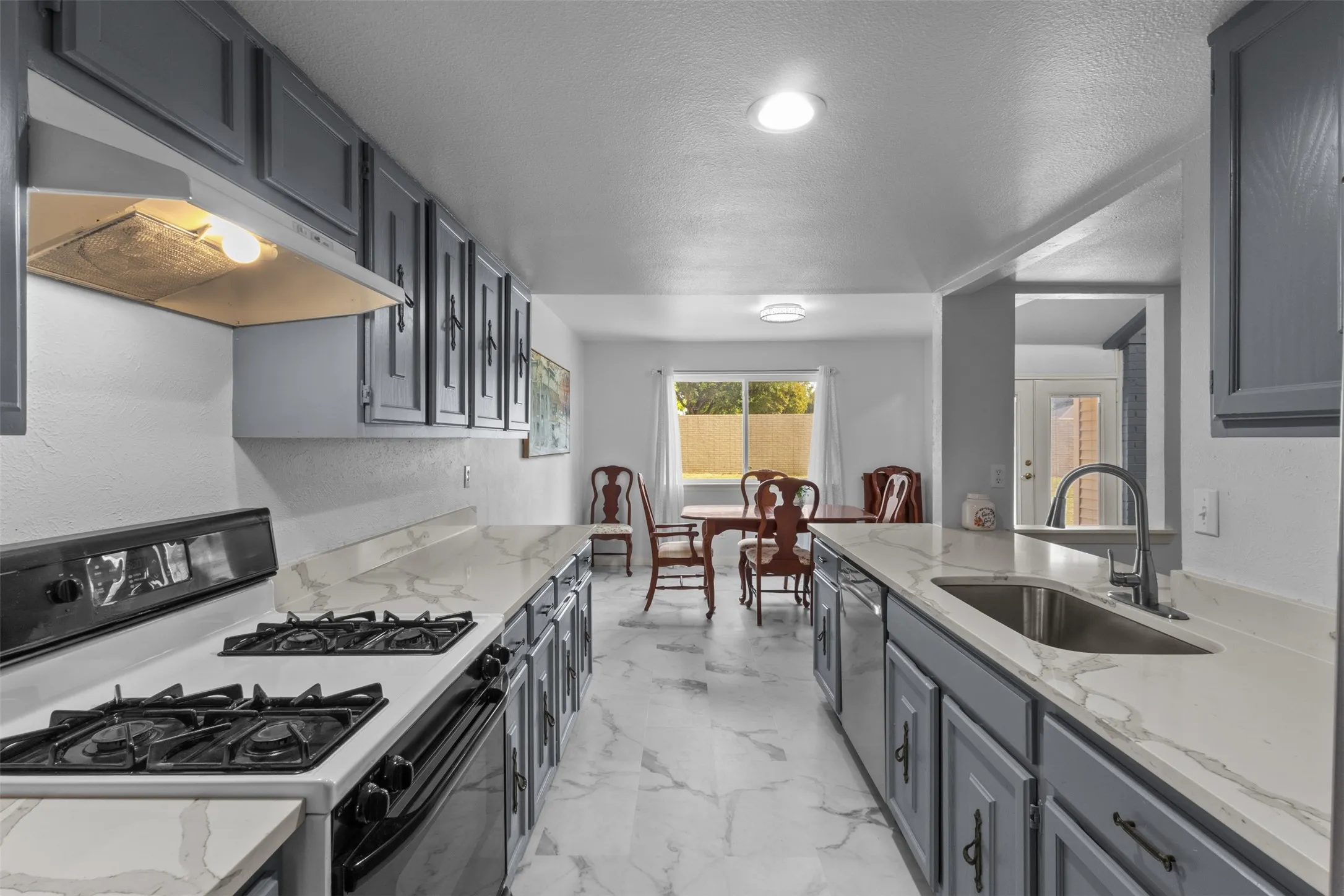 Single Family Residence For Sale in Dallas County , 1007 Elk Grove Drive, Richardson, Texas 75081, 3 Bedroom, 2 Bathroom, 2 Garage spaces, 1,695 Sqft, built in 1980, mls#21355645, Real Estate Agent in Richardson, Homes For Sale in Dallas county, Homes For Sale in Richardson, Realtor in Richardson Texas, Real Estate Brokerage Independent Realty Texas, Luminita Cordes Realtor