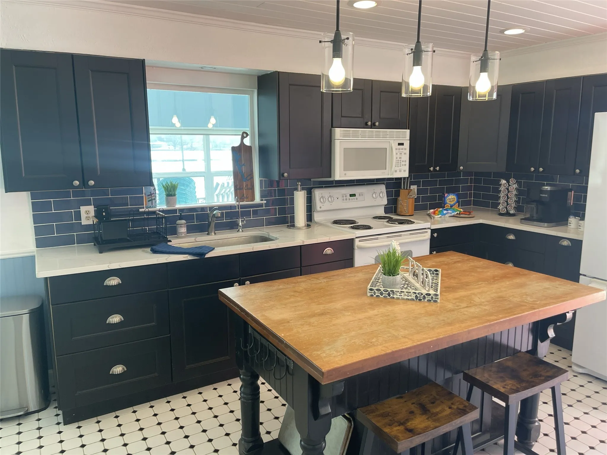 Single Family Residence For Rent in Henderson County , 224 Pinoak Drive, Mabank, Texas 75156, 2 Bedroom, 2 Bathroom, Garage spaces, 1,188 Sqft, built in 1982, mls#21355780, Real Estate Agent in Mabank, Homes For Rent in Henderson county, Homes For Rent in Mabank, Realtor in Mabank Texas, Real Estate Brokerage Independent Realty Texas, Luminita Cordes Realtor
