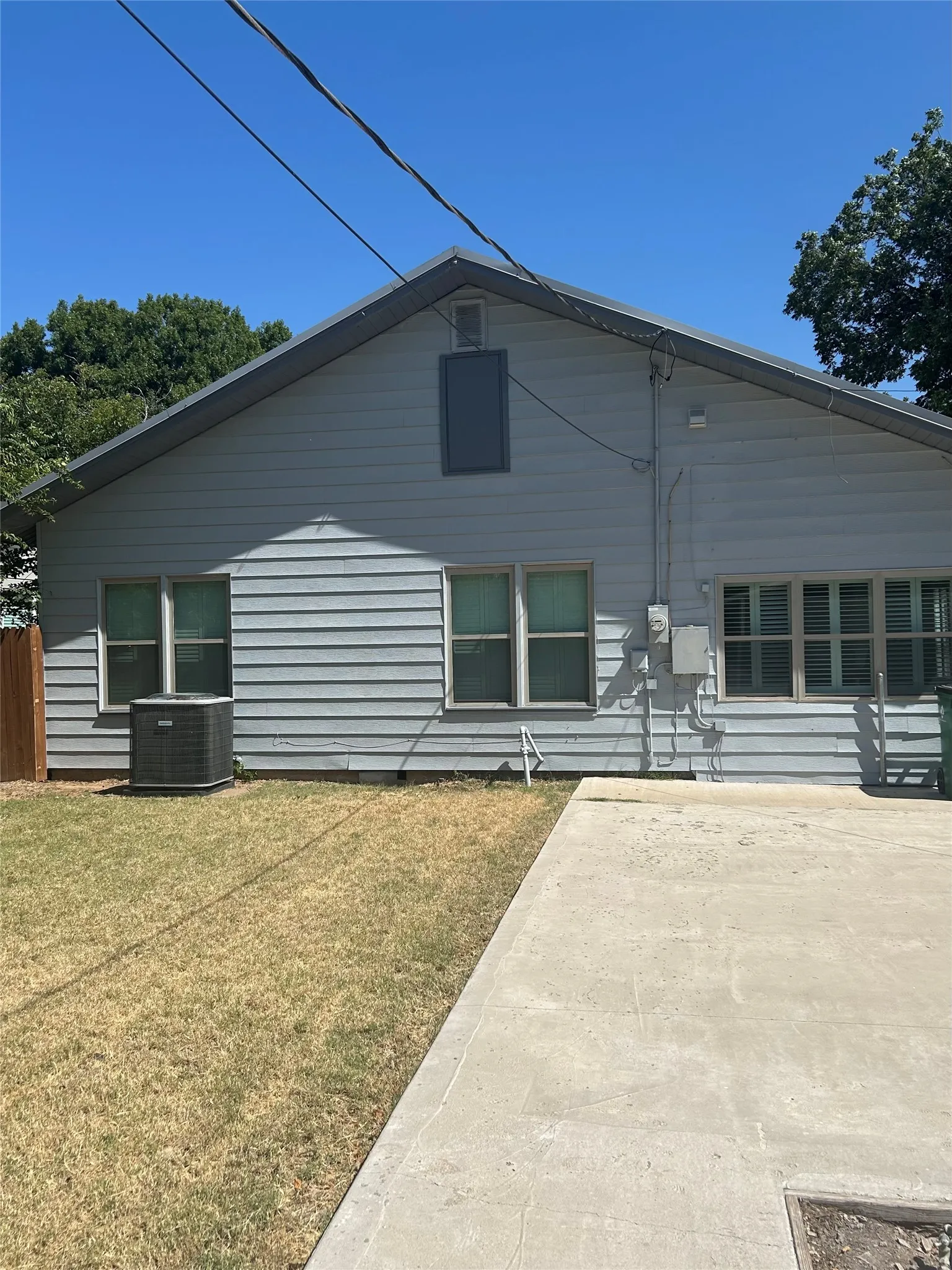 Single Family Residence For Sale in Young County , 407 W Hamilton Street, Olney, Texas 76374, 3 Bedroom, 2 Bathroom, 2 Garage spaces, 1,442 Sqft, built in 1955, Price $289,000, mls#21356936, Real Estate Agent in Olney, Homes For Sale in Young county, Homes For Sale in Olney, Realtor in Olney Texas, Real Estate Brokerage Independent Realty Texas, Luminita Cordes Realtor