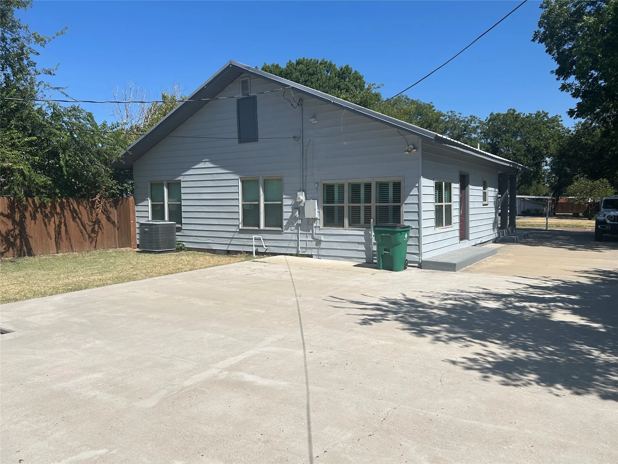 Single Family Residence For Sale in Young County , 407 W Hamilton Street, Olney, Texas 76374, 3 Bedroom, 2 Bathroom, 2 Garage spaces, 1,442 Sqft, built in 1955, Price $289,000, mls#21356936, Real Estate Agent in Olney, Homes For Sale in Young county, Homes For Sale in Olney, Realtor in Olney Texas, Real Estate Brokerage Independent Realty Texas, Luminita Cordes Realtor