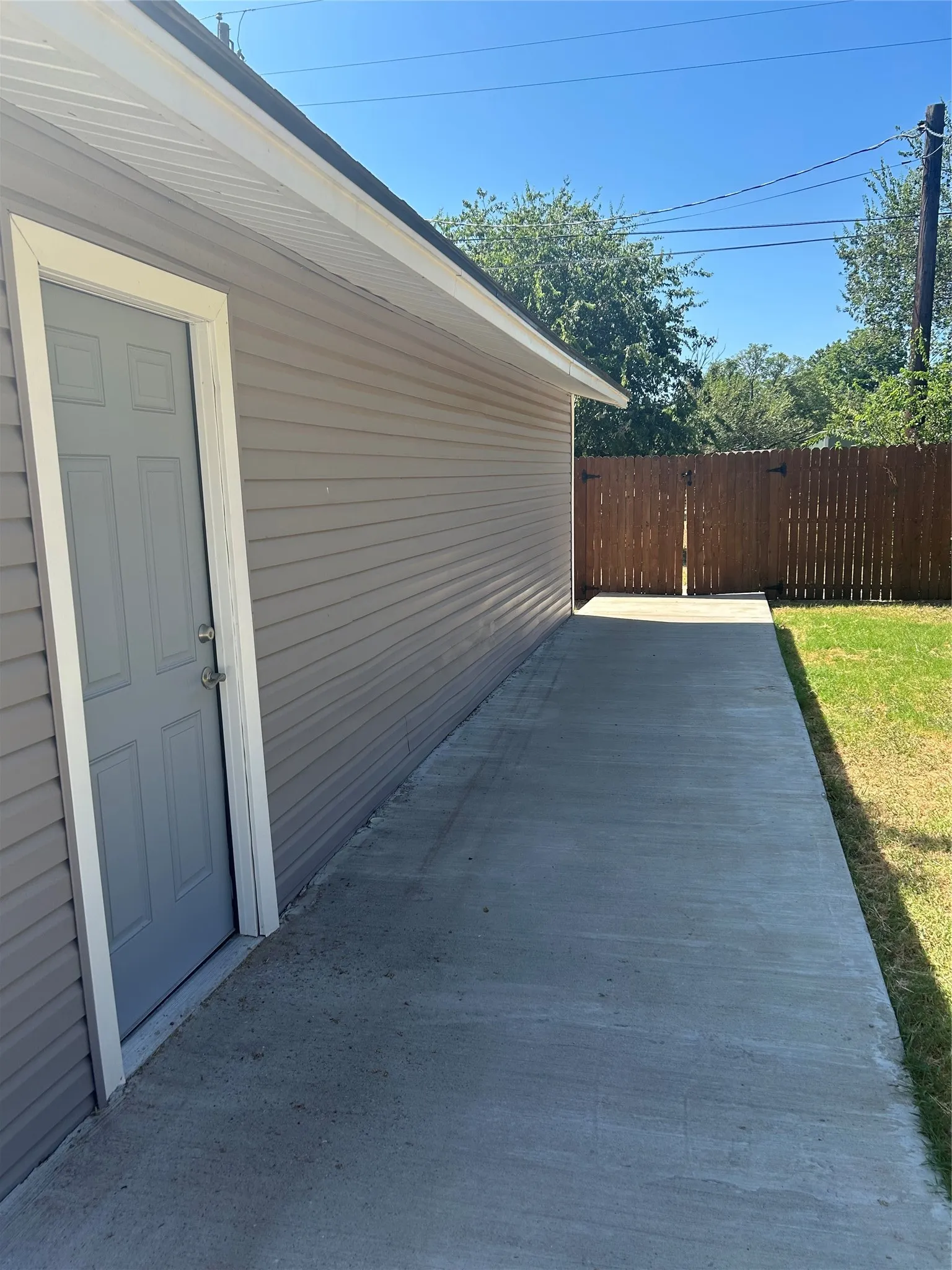 Single Family Residence For Sale in Young County , 407 W Hamilton Street, Olney, Texas 76374, 3 Bedroom, 2 Bathroom, 2 Garage spaces, 1,442 Sqft, built in 1955, Price $289,000, mls#21356936, Real Estate Agent in Olney, Homes For Sale in Young county, Homes For Sale in Olney, Realtor in Olney Texas, Real Estate Brokerage Independent Realty Texas, Luminita Cordes Realtor