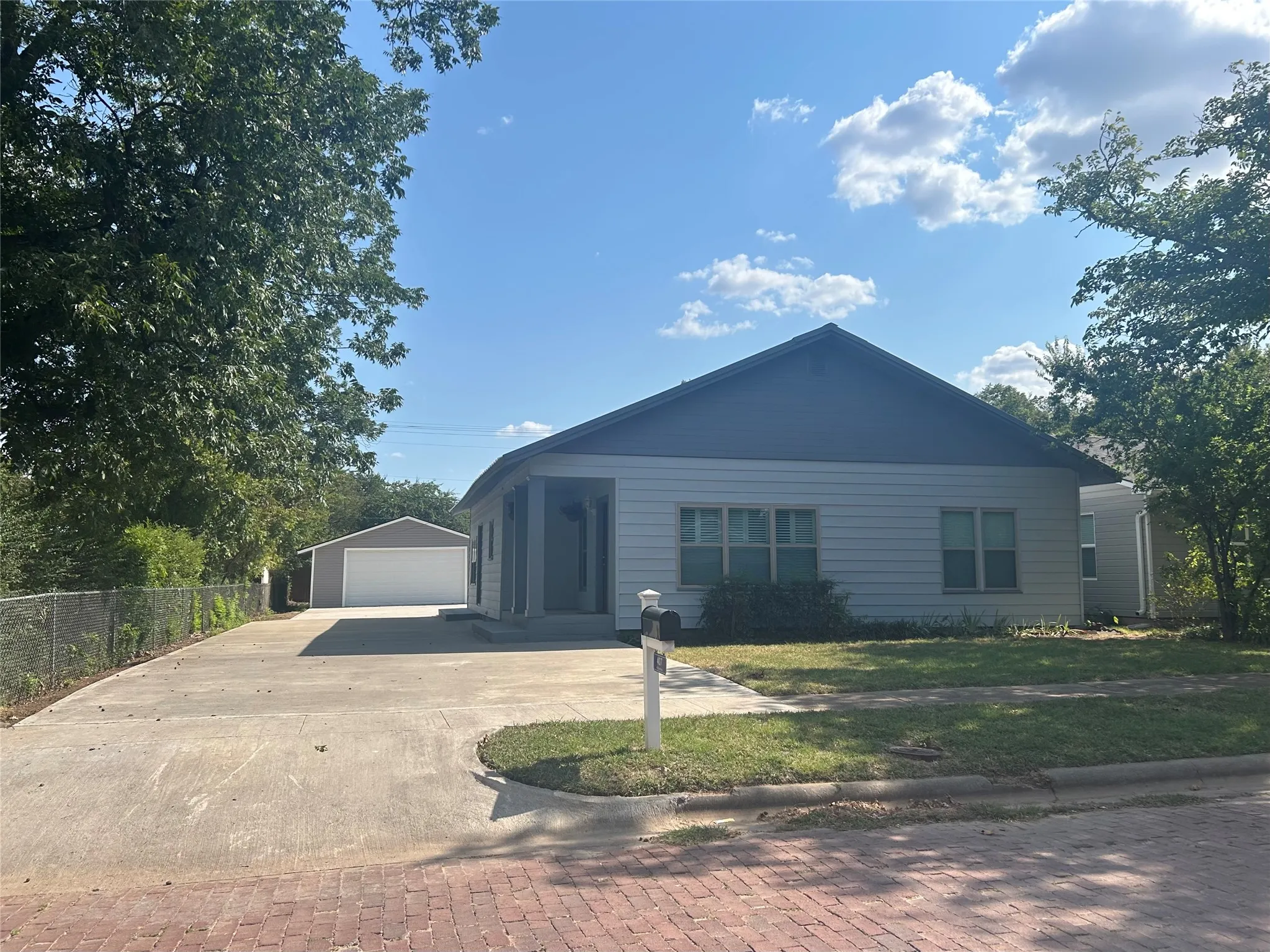 Single Family Residence For Sale in Young County , 407 W Hamilton Street, Olney, Texas 76374, 3 Bedroom, 2 Bathroom, 2 Garage spaces, 1,442 Sqft, built in 1955, Price $289,000, mls#21356936, Real Estate Agent in Olney, Homes For Sale in Young county, Homes For Sale in Olney, Realtor in Olney Texas, Real Estate Brokerage Independent Realty Texas, Luminita Cordes Realtor