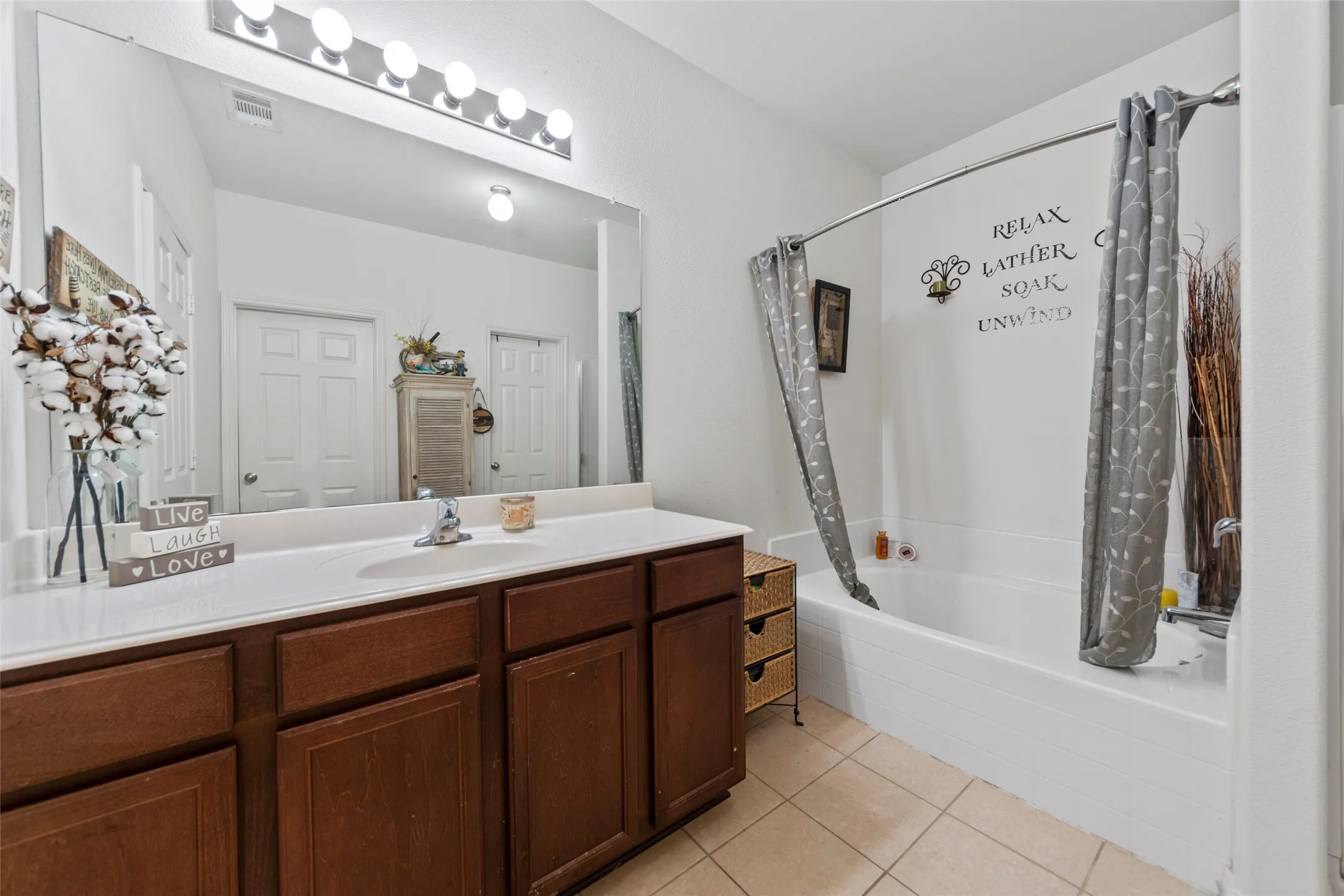 Single Family Residence For Rent in Collin County , 201 Mill Street, Anna, Texas 75409, 4 Bedroom, 2 Bathroom, 2 Garage spaces, 2,095 Sqft, built in 2013, mls#21356939, Real Estate Agent in Anna, Homes For Rent in Collin county, Homes For Rent in Anna, Realtor in Anna Texas, Real Estate Brokerage Independent Realty Texas, Luminita Cordes Realtor