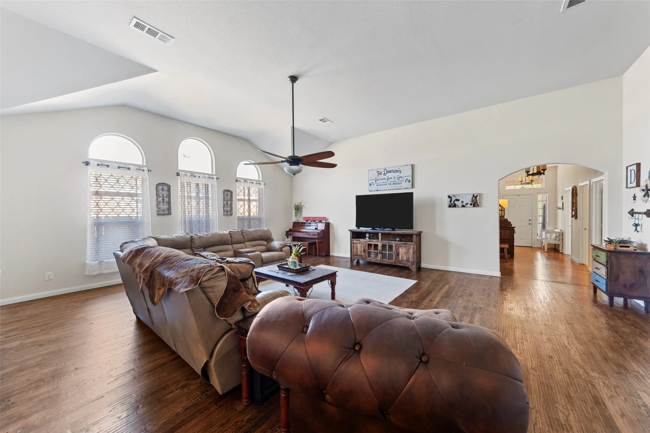 Single Family Residence For Rent in Collin County , 201 Mill Street, Anna, Texas 75409, 4 Bedroom, 2 Bathroom, 2 Garage spaces, 2,095 Sqft, built in 2013, mls#21356939, Real Estate Agent in Anna, Homes For Rent in Collin county, Homes For Rent in Anna, Realtor in Anna Texas, Real Estate Brokerage Independent Realty Texas, Luminita Cordes Realtor