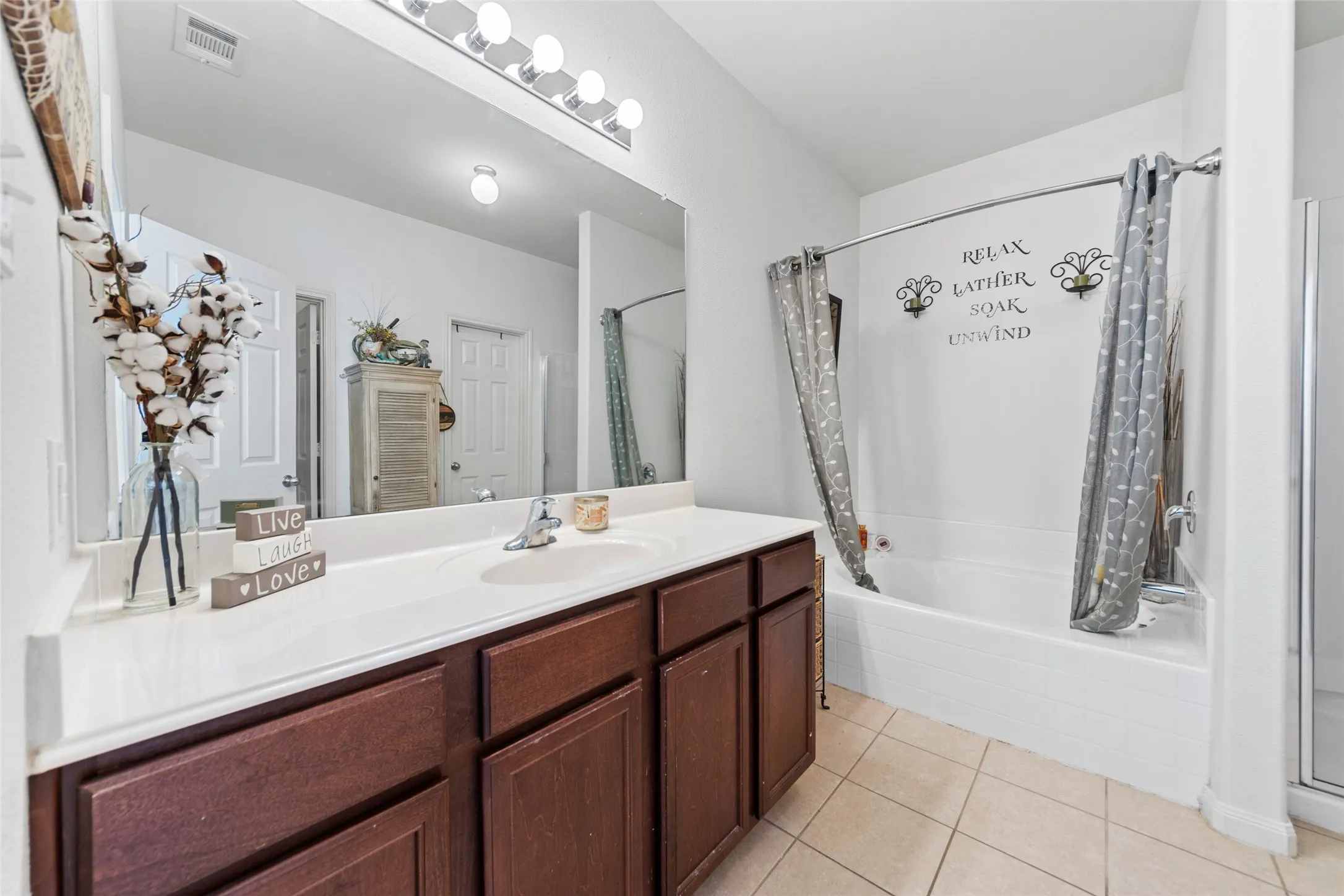 Single Family Residence For Rent in Collin County , 201 Mill Street, Anna, Texas 75409, 4 Bedroom, 2 Bathroom, 2 Garage spaces, 2,095 Sqft, built in 2013, mls#21356939, Real Estate Agent in Anna, Homes For Rent in Collin county, Homes For Rent in Anna, Realtor in Anna Texas, Real Estate Brokerage Independent Realty Texas, Luminita Cordes Realtor
