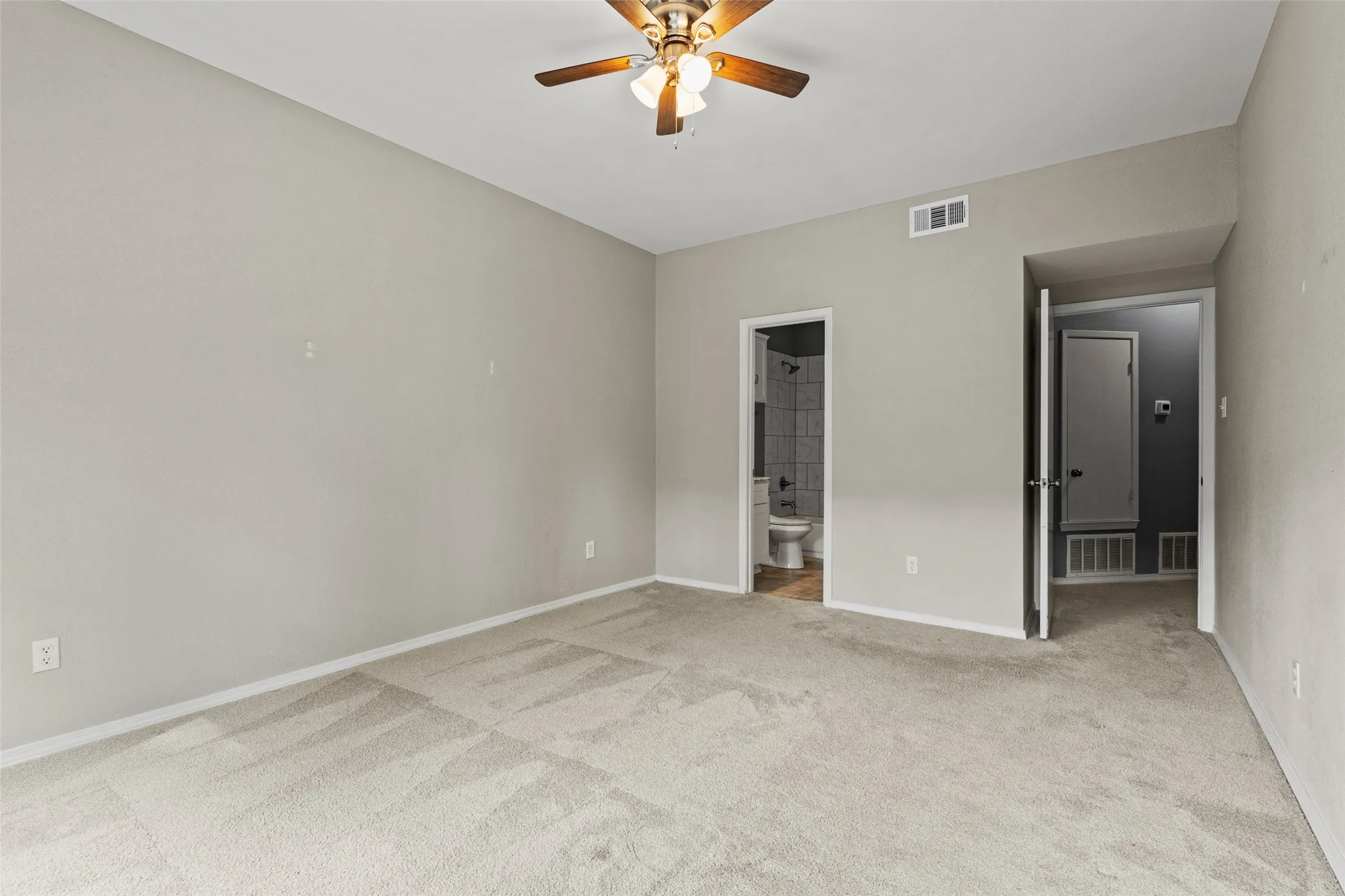 Ceiling fan with integrated lighting