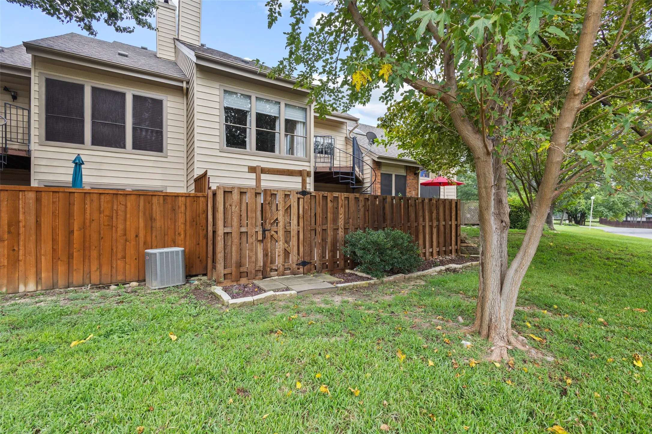 Single Family Residence For Sale in Grayson County , 106 Summer Place Circle, Pottsboro, Texas 75076, 2 Bedroom, 3 Bathroom, 1 Garage spaces, 1,211 Sqft, built in 1984, mls#21355920, Real Estate Agent in Pottsboro, Homes For Sale in Grayson county, Homes For Sale in Pottsboro, Realtor in Pottsboro Texas, Real Estate Brokerage Independent Realty Texas, Luminita Cordes Realtor