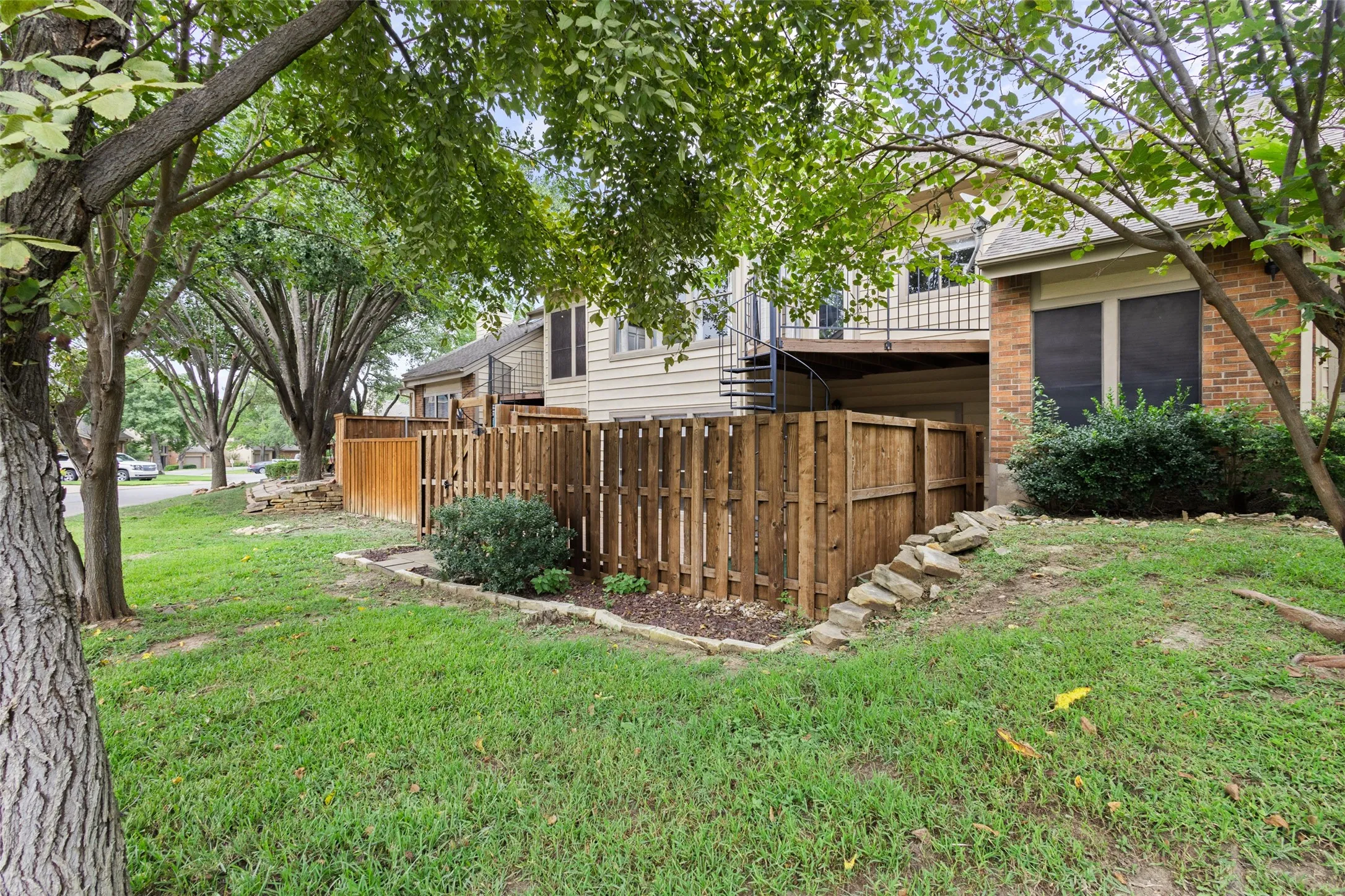 Single Family Residence For Sale in Grayson County , 106 Summer Place Circle, Pottsboro, Texas 75076, 2 Bedroom, 3 Bathroom, 1 Garage spaces, 1,211 Sqft, built in 1984, mls#21355920, Real Estate Agent in Pottsboro, Homes For Sale in Grayson county, Homes For Sale in Pottsboro, Realtor in Pottsboro Texas, Real Estate Brokerage Independent Realty Texas, Luminita Cordes Realtor