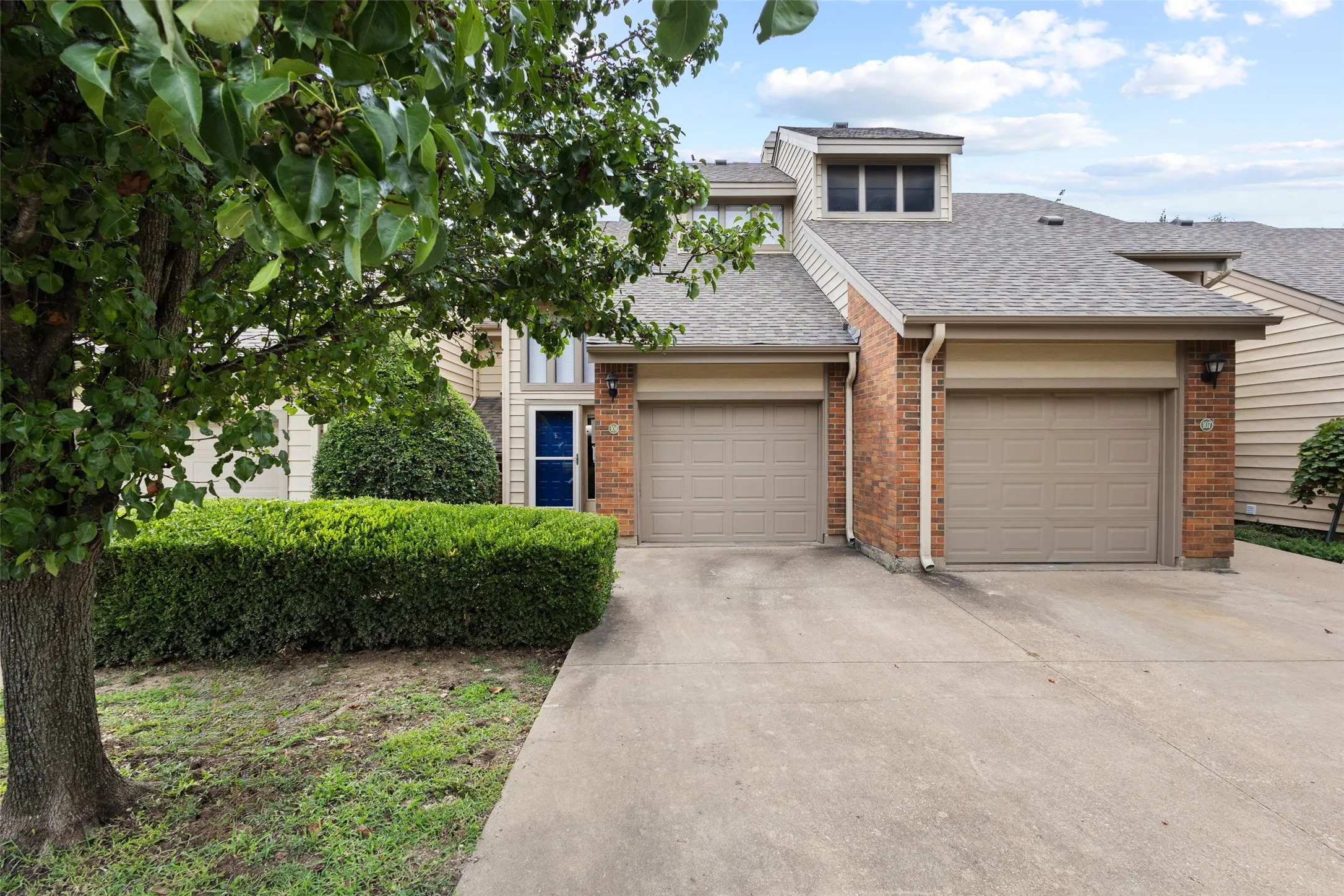 Single Family Residence For Sale in Grayson County , 106 Summer Place Circle, Pottsboro, Texas 75076, 2 Bedroom, 3 Bathroom, 1 Garage spaces, 1,211 Sqft, built in 1984, mls#21355920, Real Estate Agent in Pottsboro, Homes For Sale in Grayson county, Homes For Sale in Pottsboro, Realtor in Pottsboro Texas, Real Estate Brokerage Independent Realty Texas, Luminita Cordes Realtor