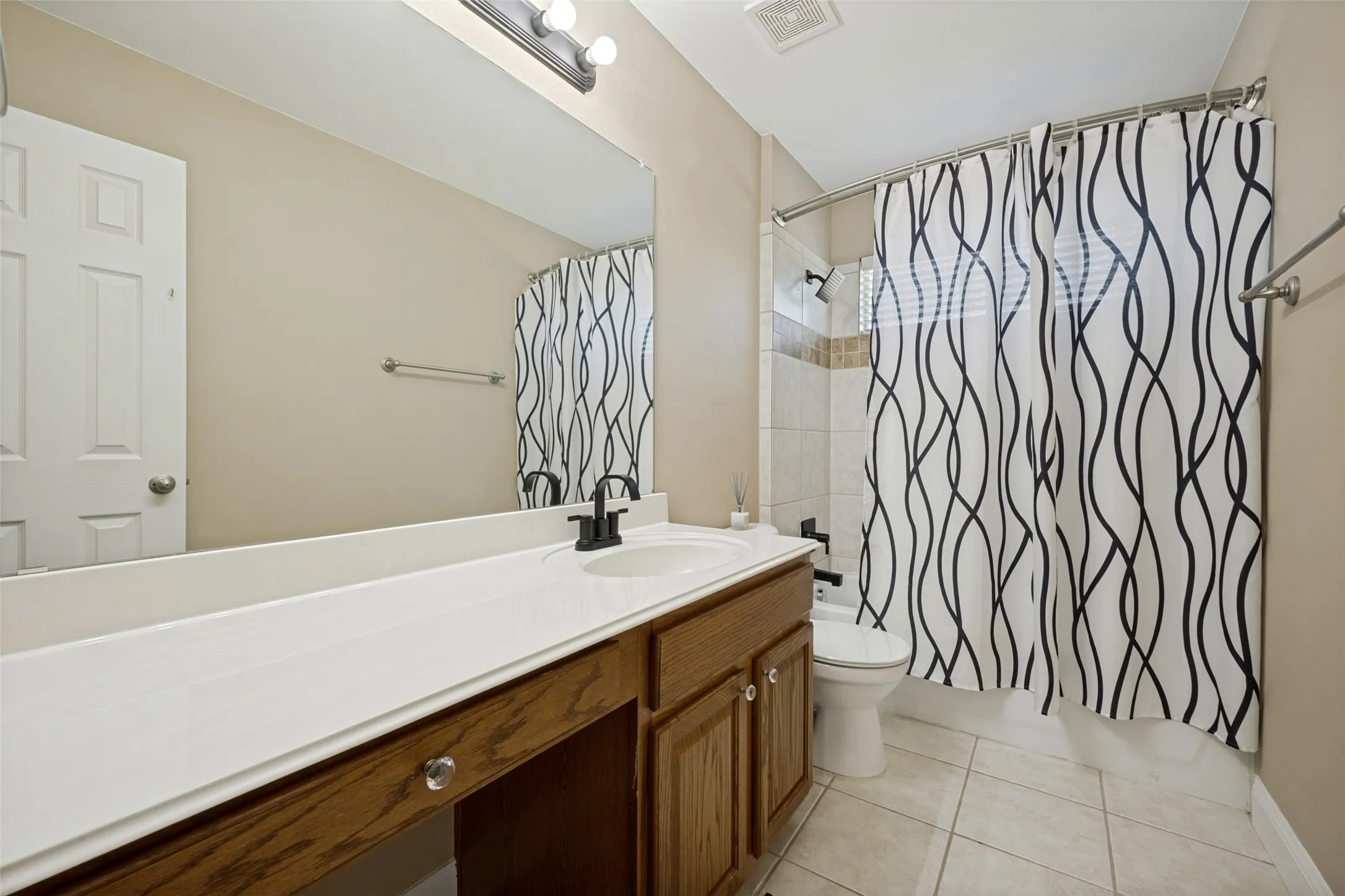 Single Family Residence For Sale in Denton County , 2909 Lighthouse Drive, Denton, Texas 76210, 5 Bedroom, 3 Bathroom, 2 Garage spaces, 3,088 Sqft, built in 2005, mls#21356953, Real Estate Agent in Denton, Homes For Sale in Denton county, Homes For Sale in Denton, Realtor in Denton Texas, Real Estate Brokerage Independent Realty Texas, Luminita Cordes Realtor