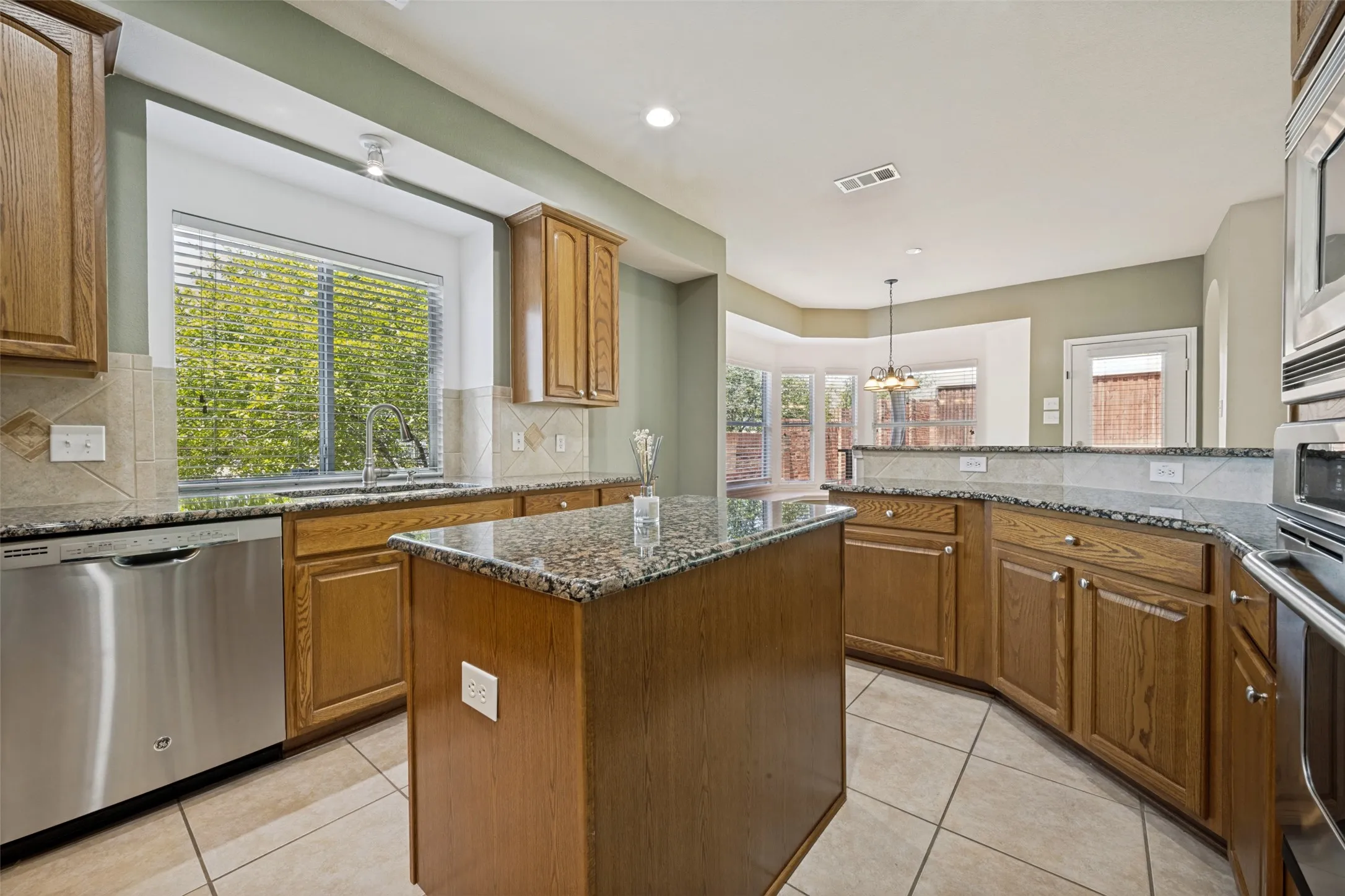Single Family Residence For Sale in Denton County , 2909 Lighthouse Drive, Denton, Texas 76210, 5 Bedroom, 3 Bathroom, 2 Garage spaces, 3,088 Sqft, built in 2005, mls#21356953, Real Estate Agent in Denton, Homes For Sale in Denton county, Homes For Sale in Denton, Realtor in Denton Texas, Real Estate Brokerage Independent Realty Texas, Luminita Cordes Realtor