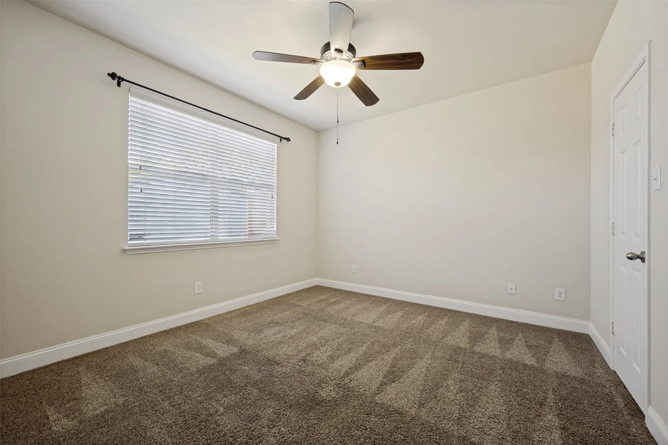 Single Family Residence For Sale in Denton County , 2909 Lighthouse Drive, Denton, Texas 76210, 5 Bedroom, 3 Bathroom, 2 Garage spaces, 3,088 Sqft, built in 2005, mls#21356953, Real Estate Agent in Denton, Homes For Sale in Denton county, Homes For Sale in Denton, Realtor in Denton Texas, Real Estate Brokerage Independent Realty Texas, Luminita Cordes Realtor