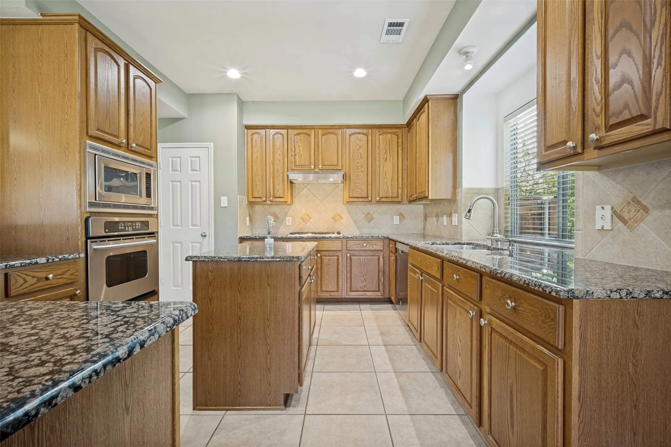 Single Family Residence For Sale in Denton County , 2909 Lighthouse Drive, Denton, Texas 76210, 5 Bedroom, 3 Bathroom, 2 Garage spaces, 3,088 Sqft, built in 2005, mls#21356953, Real Estate Agent in Denton, Homes For Sale in Denton county, Homes For Sale in Denton, Realtor in Denton Texas, Real Estate Brokerage Independent Realty Texas, Luminita Cordes Realtor