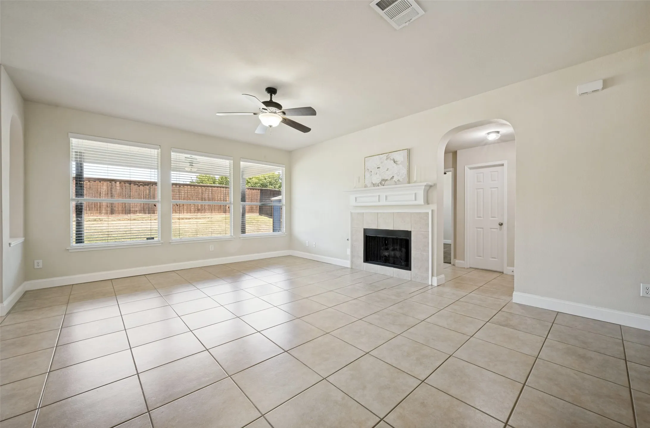 Single Family Residence For Sale in Denton County , 2909 Lighthouse Drive, Denton, Texas 76210, 5 Bedroom, 3 Bathroom, 2 Garage spaces, 3,088 Sqft, built in 2005, mls#21356953, Real Estate Agent in Denton, Homes For Sale in Denton county, Homes For Sale in Denton, Realtor in Denton Texas, Real Estate Brokerage Independent Realty Texas, Luminita Cordes Realtor