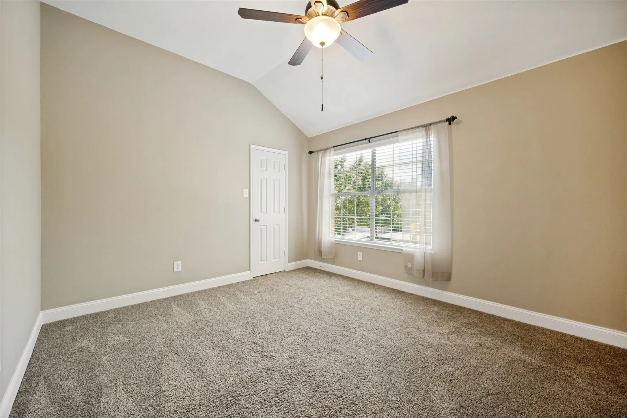 Single Family Residence For Sale in Denton County , 2909 Lighthouse Drive, Denton, Texas 76210, 5 Bedroom, 3 Bathroom, 2 Garage spaces, 3,088 Sqft, built in 2005, mls#21356953, Real Estate Agent in Denton, Homes For Sale in Denton county, Homes For Sale in Denton, Realtor in Denton Texas, Real Estate Brokerage Independent Realty Texas, Luminita Cordes Realtor