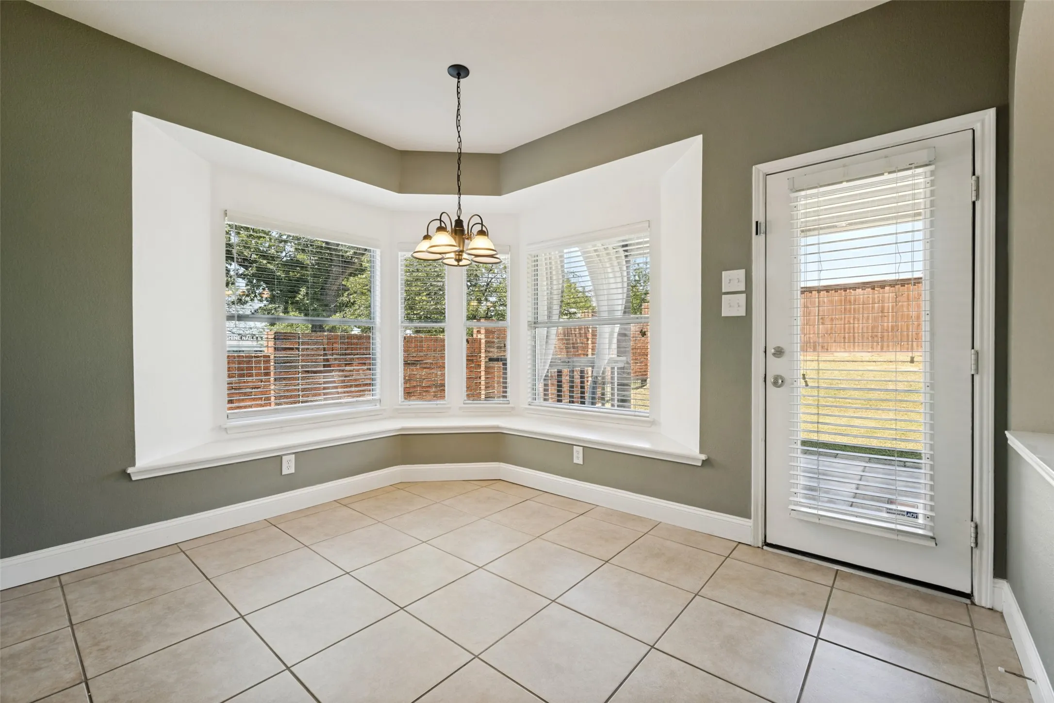 Single Family Residence For Sale in Denton County , 2909 Lighthouse Drive, Denton, Texas 76210, 5 Bedroom, 3 Bathroom, 2 Garage spaces, 3,088 Sqft, built in 2005, mls#21356953, Real Estate Agent in Denton, Homes For Sale in Denton county, Homes For Sale in Denton, Realtor in Denton Texas, Real Estate Brokerage Independent Realty Texas, Luminita Cordes Realtor