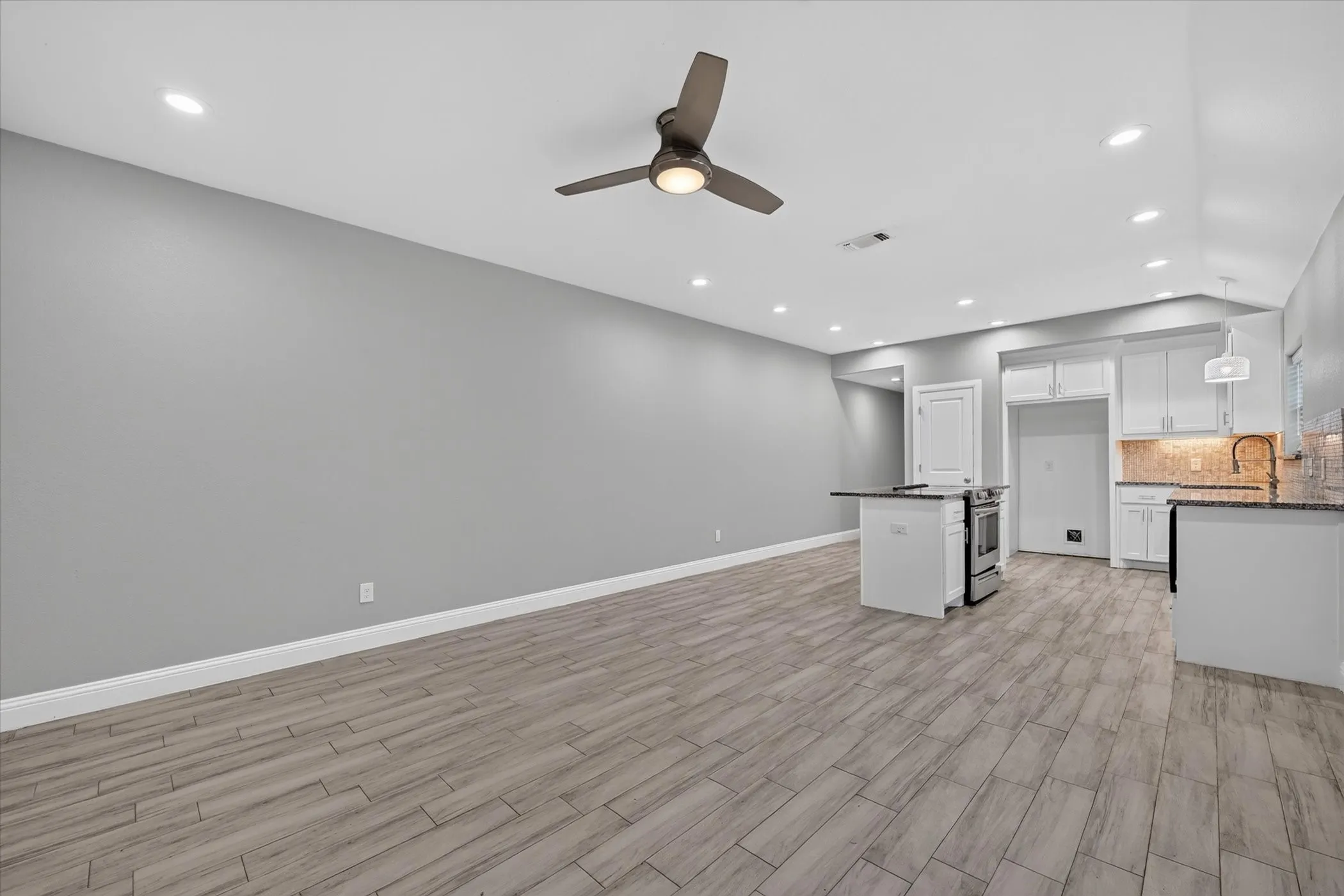 Duplex For Rent in Grayson County , 608 E College Street 608, Sherman, Texas 75090, 3 Bedroom, 2 Bathroom, 1 Garage spaces, 1,230 Sqft, built in 2019, mls#21356960, Real Estate Agent in Sherman, Homes For Rent in Grayson county, Homes For Rent in Sherman, Realtor in Sherman Texas, Real Estate Brokerage Independent Realty Texas, Luminita Cordes Realtor