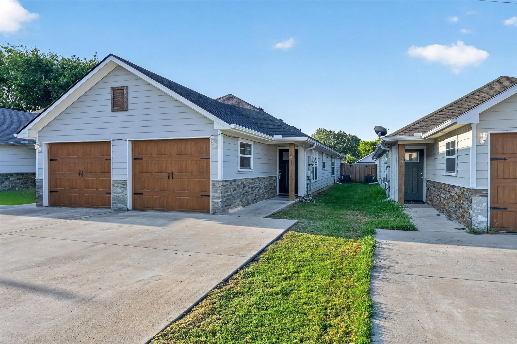 Duplex For Rent in Grayson County , 608 E College Street 608, Sherman, Texas 75090, 3 Bedroom, 2 Bathroom, 1 Garage spaces, 1,230 Sqft, built in 2019, mls#21356960, Real Estate Agent in Sherman, Homes For Rent in Grayson county, Homes For Rent in Sherman, Realtor in Sherman Texas, Real Estate Brokerage Independent Realty Texas, Luminita Cordes Realtor