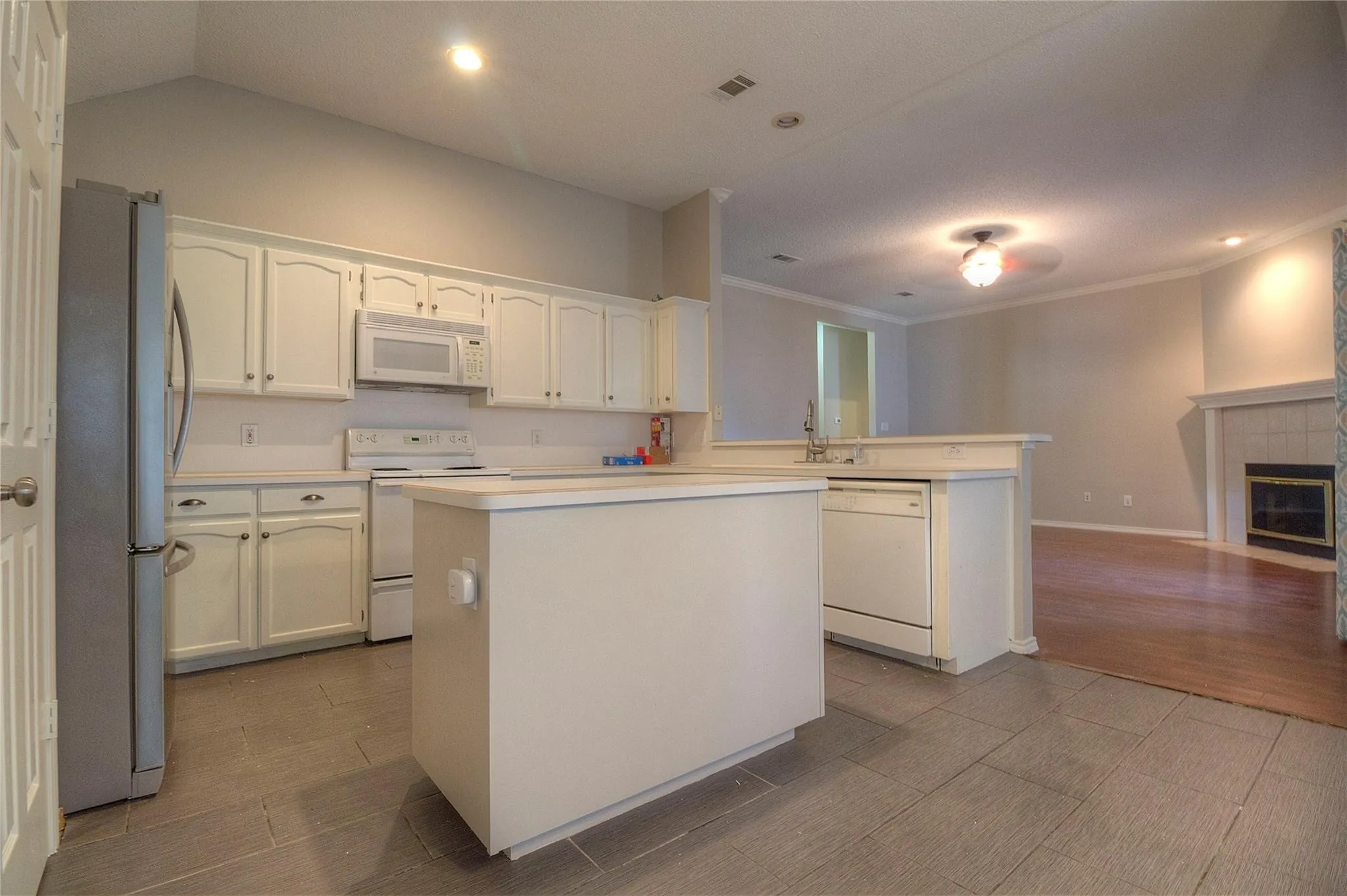 Single Family Residence For Rent in Tarrant County , 7409 Glen Drive, Watauga, Texas 76148, 3 Bedroom, 2 Bathroom, 2 Garage spaces, 1,643 Sqft, built in 1996, mls#21356954, Real Estate Agent in Watauga, Homes For Rent in Tarrant county, Homes For Rent in Watauga, Realtor in Watauga Texas, Real Estate Brokerage Independent Realty Texas, Luminita Cordes Realtor
