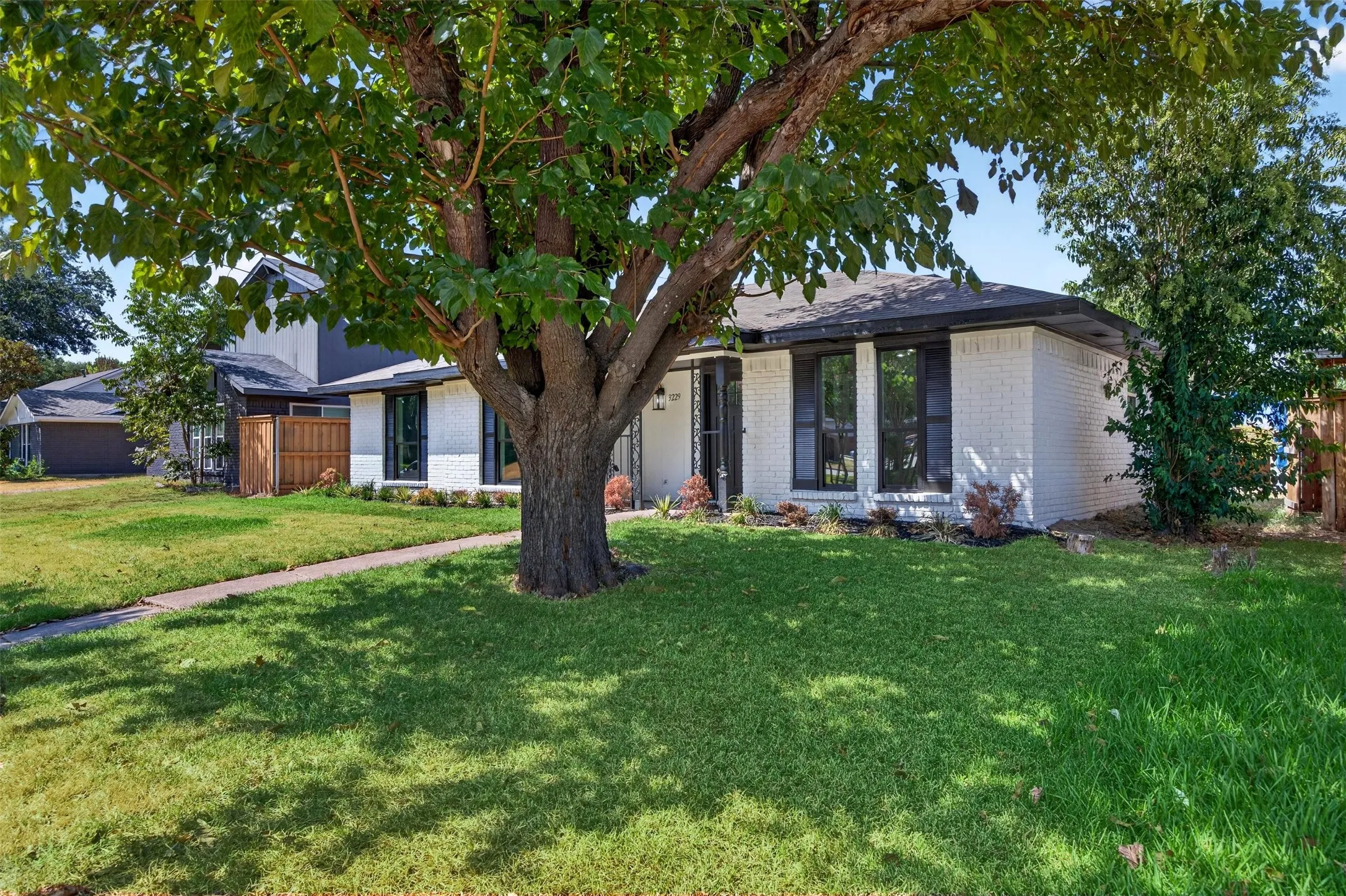 Single Family Residence For Sale in Dallas County , 3229 Brook Glen Drive, Garland, Texas 75044, 4 Bedroom, 2 Bathroom, 2 Garage spaces, 1,485 Sqft, built in 1975, mls#21355815, Real Estate Agent in Garland, Homes For Sale in Dallas county, Homes For Sale in Garland, Realtor in Garland Texas, Real Estate Brokerage Independent Realty Texas, Luminita Cordes Realtor