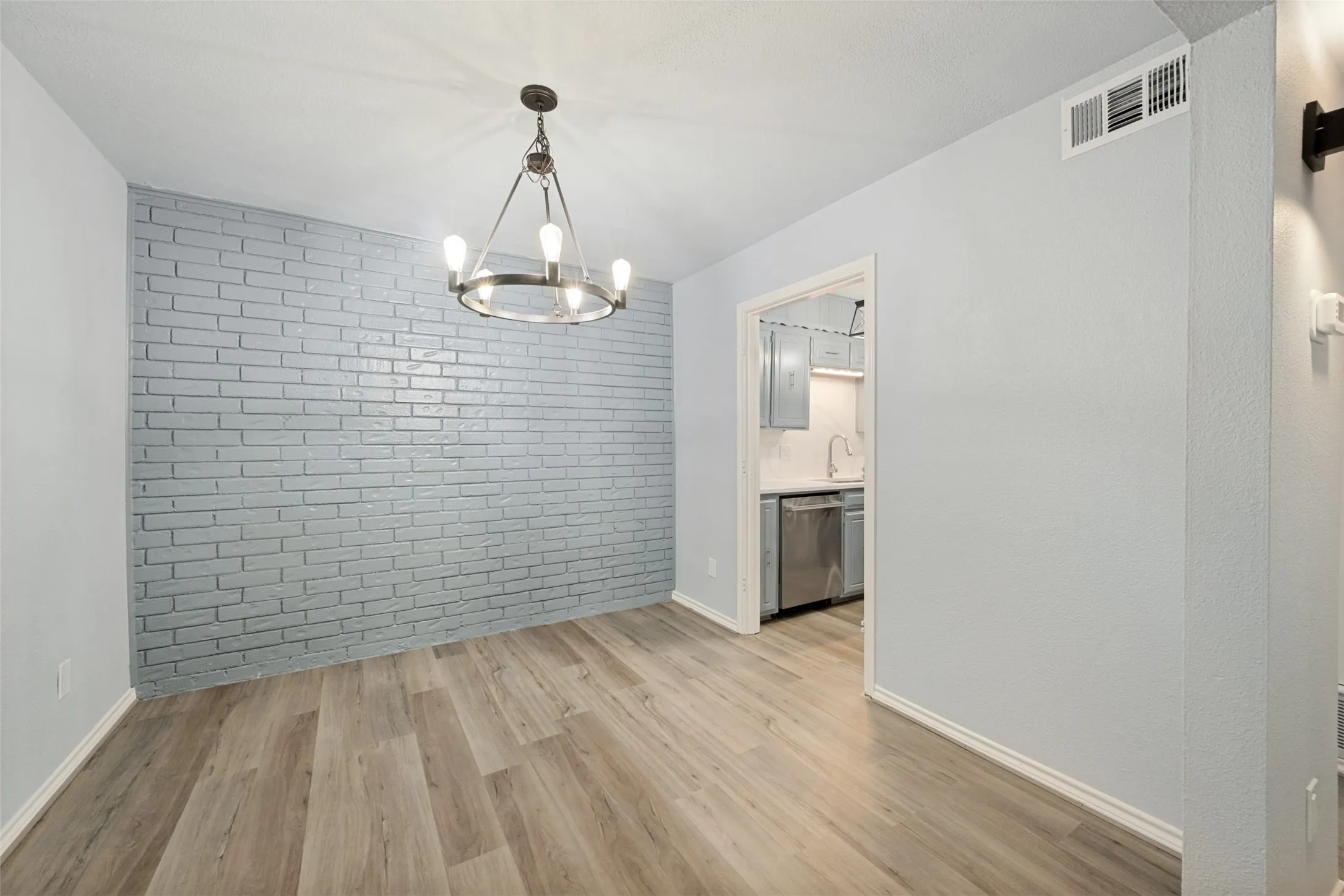 Townhouse For Sale in Tarrant County , 2229 Seville Court, Dalworthington Gardens, Texas 76013, 4 Bedroom, 3 Bathroom, 2 Garage spaces, 2,092 Sqft, built in 1972, mls#21348956, Real Estate Agent in Dalworthington Gardens, Homes For Sale in Tarrant county, Homes For Sale in Dalworthington Gardens, Realtor in Dalworthington Gardens Texas, Real Estate Brokerage Independent Realty Texas, Luminita Cordes Realtor