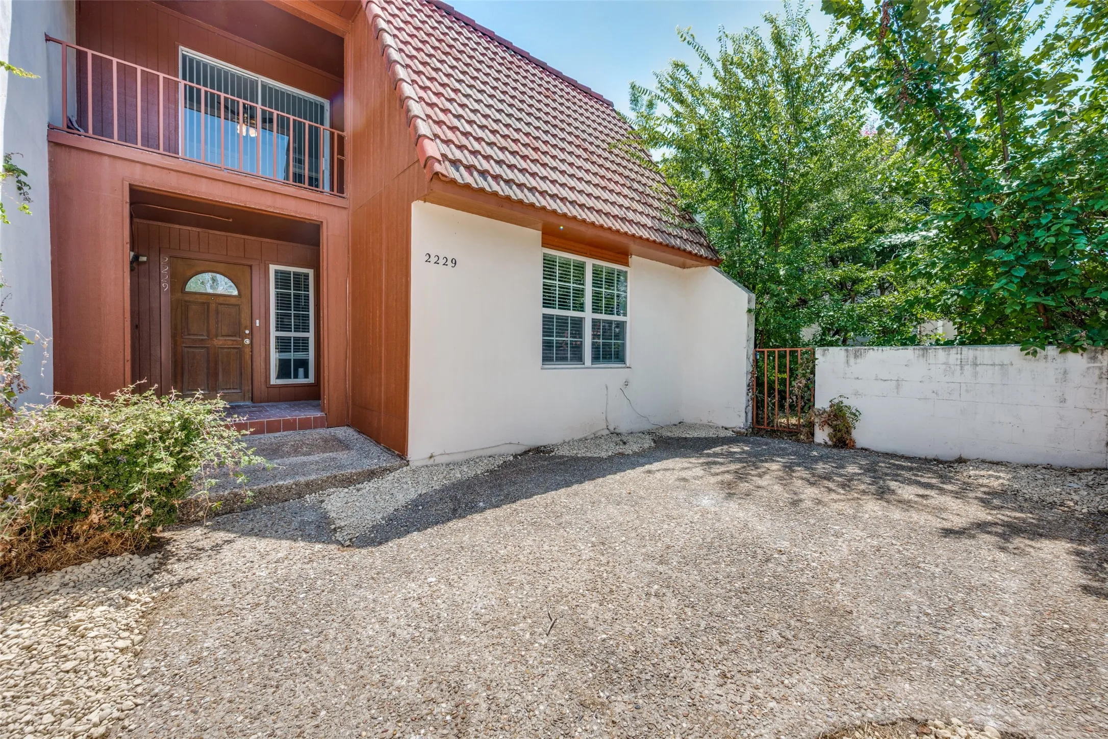 Townhouse For Sale in Tarrant County , 2229 Seville Court, Dalworthington Gardens, Texas 76013, 4 Bedroom, 3 Bathroom, 2 Garage spaces, 2,092 Sqft, built in 1972, mls#21348956, Real Estate Agent in Dalworthington Gardens, Homes For Sale in Tarrant county, Homes For Sale in Dalworthington Gardens, Realtor in Dalworthington Gardens Texas, Real Estate Brokerage Independent Realty Texas, Luminita Cordes Realtor