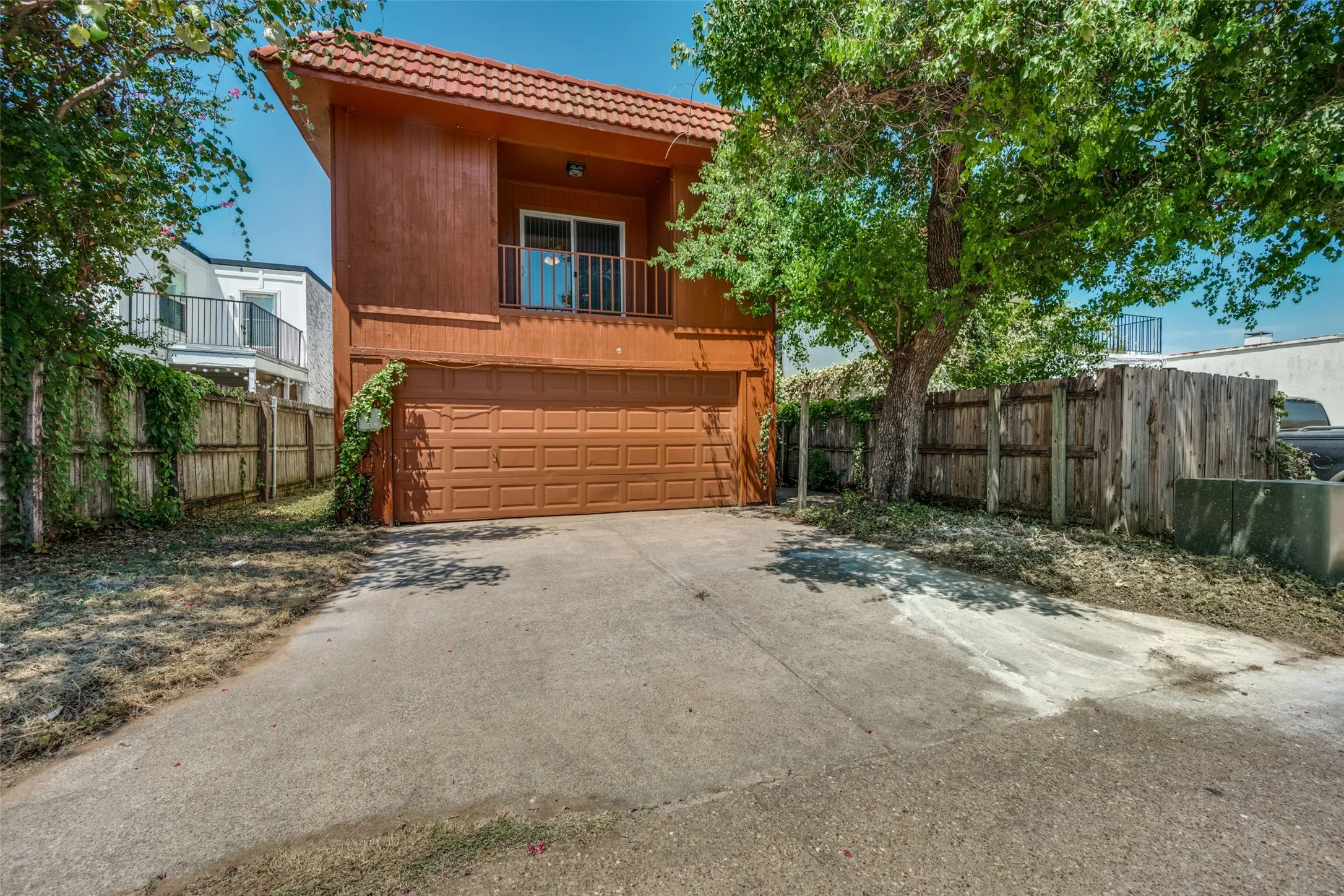 Townhouse For Sale in Tarrant County , 2229 Seville Court, Dalworthington Gardens, Texas 76013, 4 Bedroom, 3 Bathroom, 2 Garage spaces, 2,092 Sqft, built in 1972, mls#21348956, Real Estate Agent in Dalworthington Gardens, Homes For Sale in Tarrant county, Homes For Sale in Dalworthington Gardens, Realtor in Dalworthington Gardens Texas, Real Estate Brokerage Independent Realty Texas, Luminita Cordes Realtor