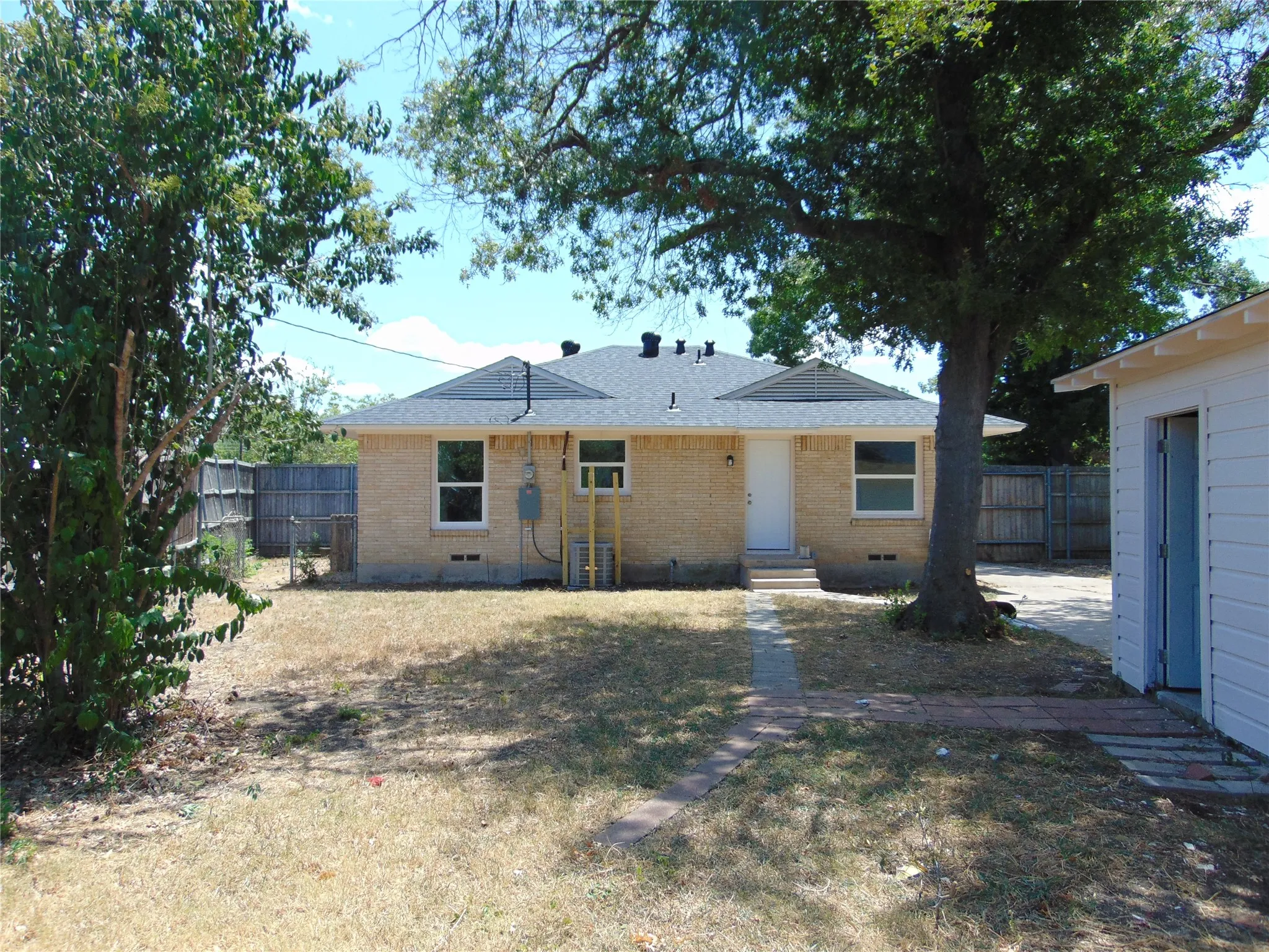 Single Family Residence For Sale in Dallas County , 10135 San Juan Avenue, Dallas, Texas 75228, 3 Bedroom, 2 Bathroom, 1 Garage spaces, 1,238 Sqft, built in 1956, mls#21347151, Real Estate Agent in Dallas, Homes For Sale in Dallas county, Homes For Sale in Dallas, Realtor in Dallas Texas, Real Estate Brokerage Independent Realty Texas, Luminita Cordes Realtor