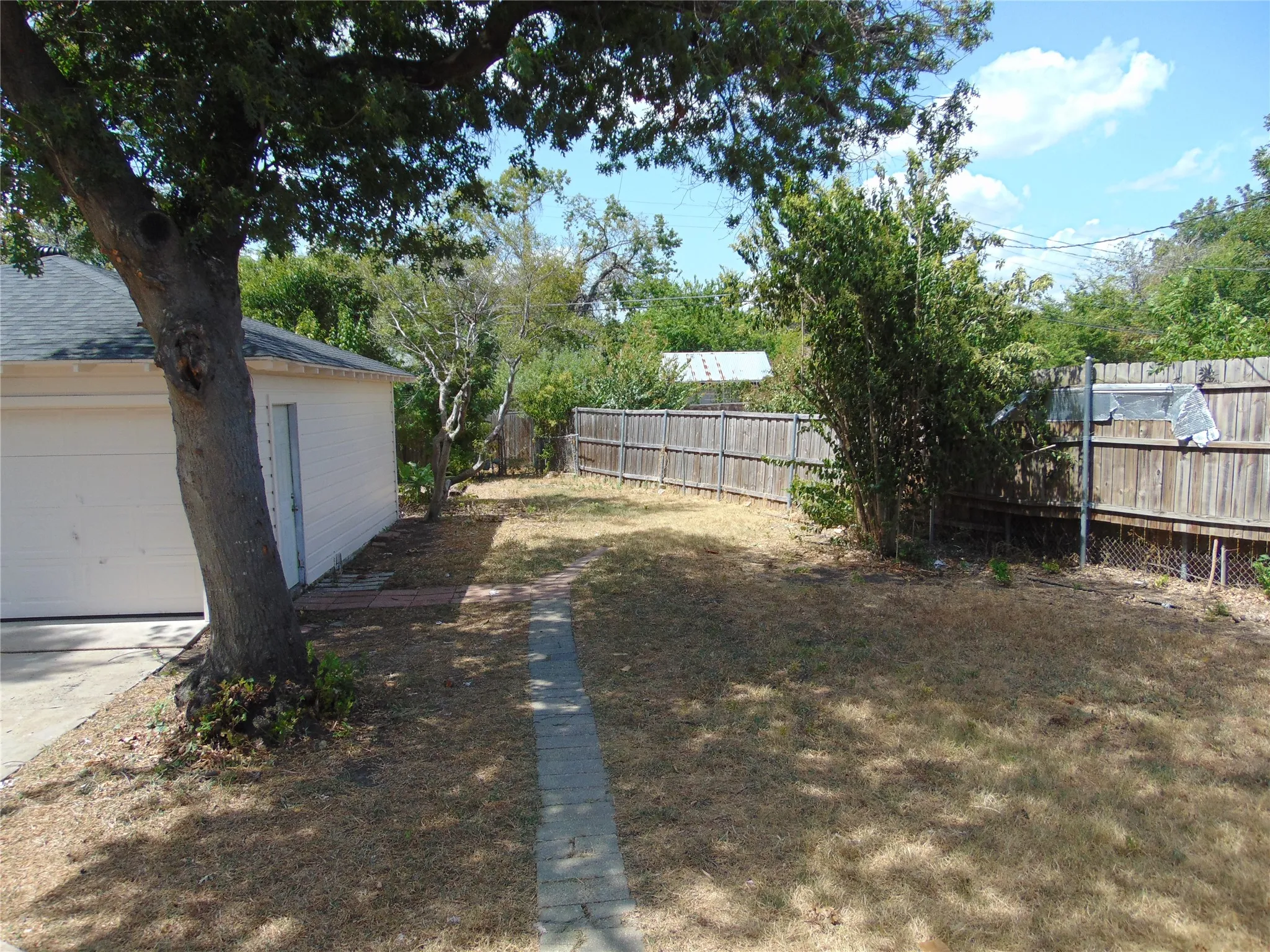 Single Family Residence For Sale in Dallas County , 10135 San Juan Avenue, Dallas, Texas 75228, 3 Bedroom, 2 Bathroom, 1 Garage spaces, 1,238 Sqft, built in 1956, mls#21347151, Real Estate Agent in Dallas, Homes For Sale in Dallas county, Homes For Sale in Dallas, Realtor in Dallas Texas, Real Estate Brokerage Independent Realty Texas, Luminita Cordes Realtor