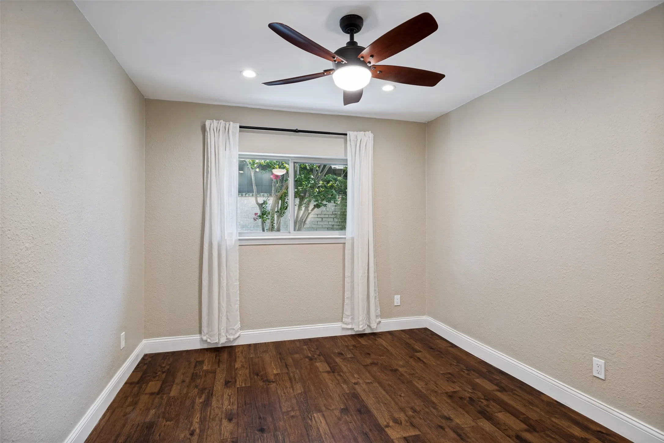 Single Family Residence For Sale in Dallas County , 1230 Richland Oaks Drive, Richardson, Texas 75081, 2 Bedroom, 2 Bathroom, 2 Garage spaces, 1,505 Sqft, built in 1978, mls#21355447, Real Estate Agent in Richardson, Homes For Sale in Dallas county, Homes For Sale in Richardson, Realtor in Richardson Texas, Real Estate Brokerage Independent Realty Texas, Luminita Cordes Realtor