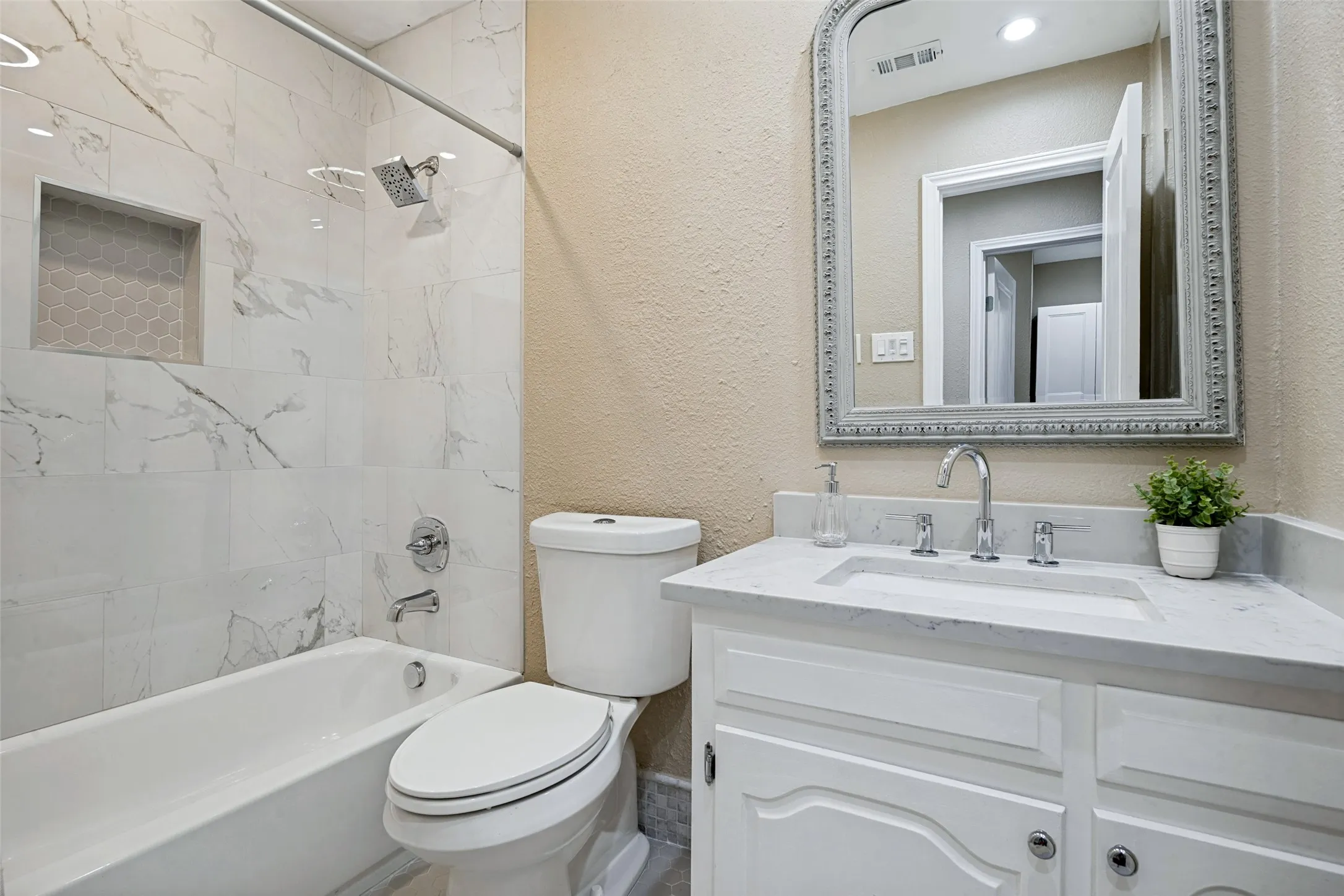 Single Family Residence For Sale in Dallas County , 1230 Richland Oaks Drive, Richardson, Texas 75081, 2 Bedroom, 2 Bathroom, 2 Garage spaces, 1,505 Sqft, built in 1978, mls#21355447, Real Estate Agent in Richardson, Homes For Sale in Dallas county, Homes For Sale in Richardson, Realtor in Richardson Texas, Real Estate Brokerage Independent Realty Texas, Luminita Cordes Realtor