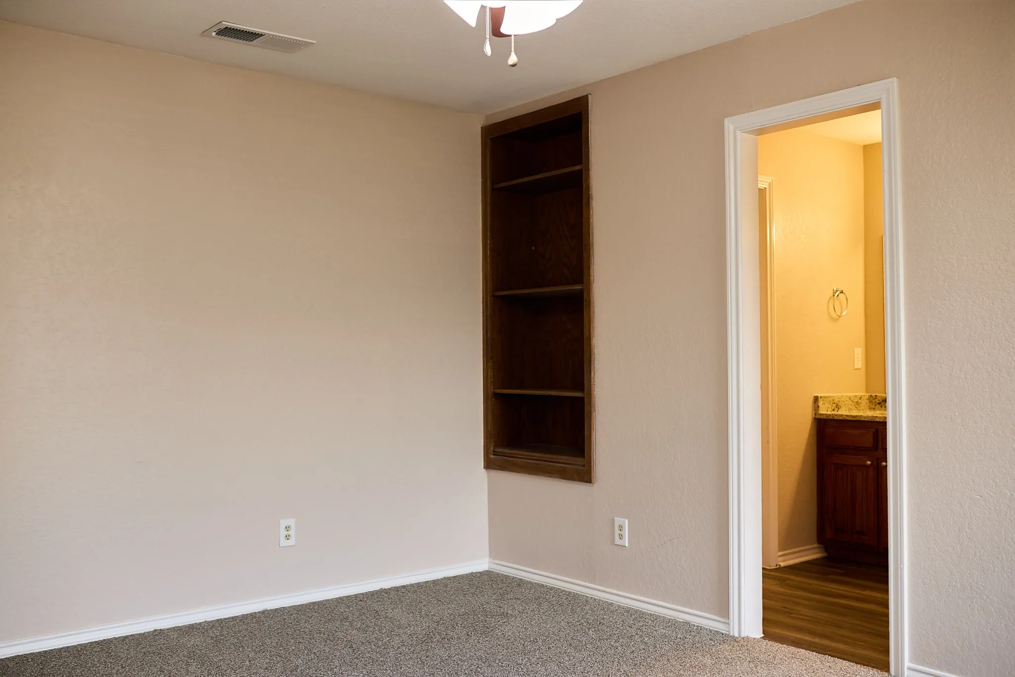 Townhouse For Rent in Denton County , 900 Kilkenny Court B, Denton, Texas 76210, 2 Bedroom, 1 Bathroom, 2 Garage spaces, 1,273 Sqft, built in 1983, mls#21357012, Real Estate Agent in Denton, Homes For Rent in Denton county, Homes For Rent in Denton, Realtor in Denton Texas, Real Estate Brokerage Independent Realty Texas, Luminita Cordes Realtor