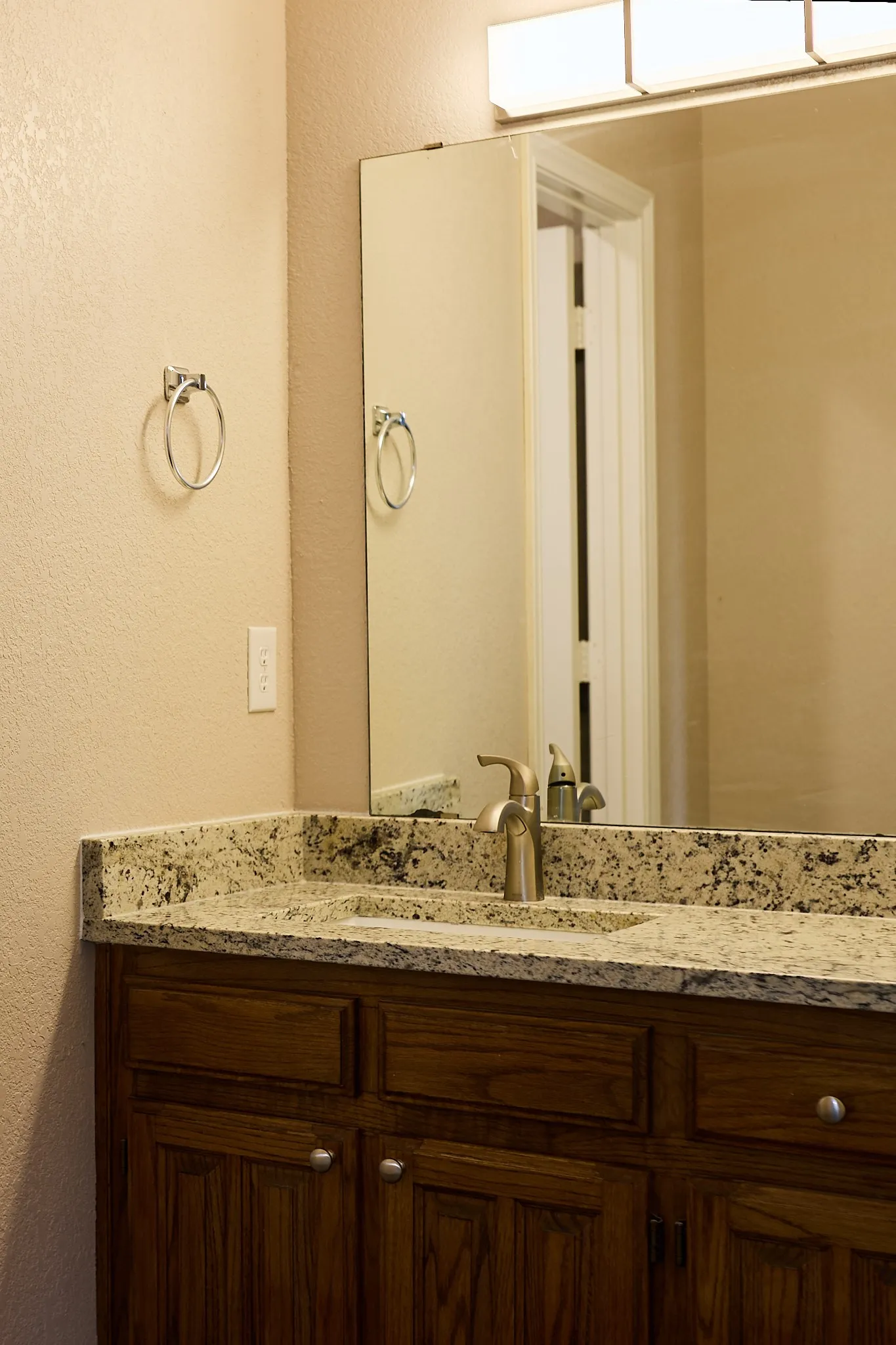 Townhouse For Rent in Denton County , 900 Kilkenny Court B, Denton, Texas 76210, 2 Bedroom, 1 Bathroom, 2 Garage spaces, 1,273 Sqft, built in 1983, mls#21357012, Real Estate Agent in Denton, Homes For Rent in Denton county, Homes For Rent in Denton, Realtor in Denton Texas, Real Estate Brokerage Independent Realty Texas, Luminita Cordes Realtor
