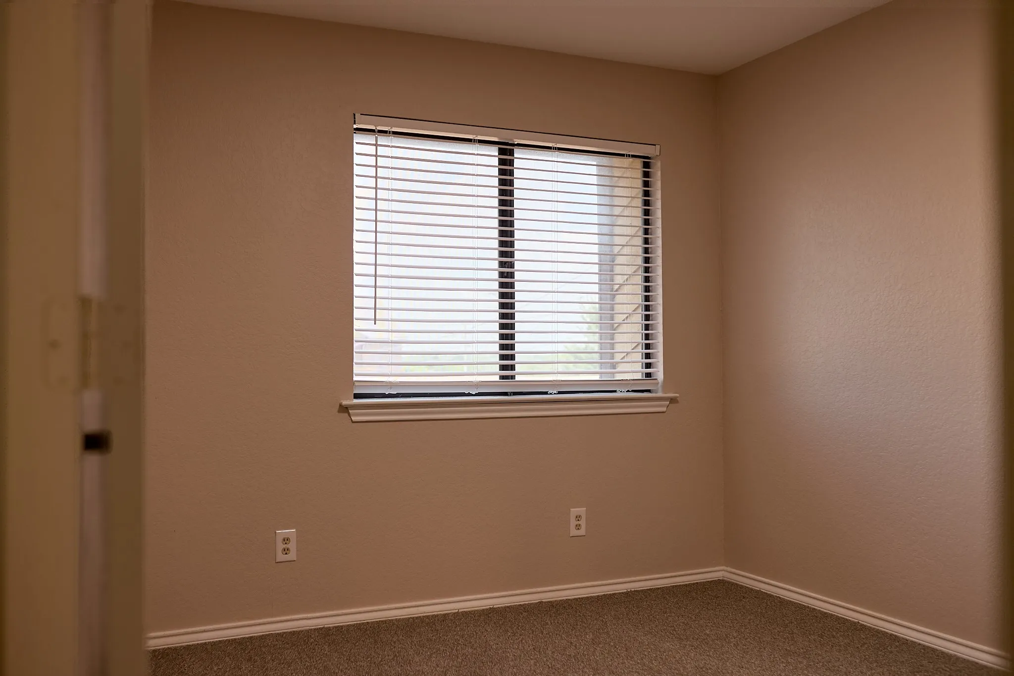 Townhouse For Rent in Denton County , 900 Kilkenny Court B, Denton, Texas 76210, 2 Bedroom, 1 Bathroom, 2 Garage spaces, 1,273 Sqft, built in 1983, mls#21357012, Real Estate Agent in Denton, Homes For Rent in Denton county, Homes For Rent in Denton, Realtor in Denton Texas, Real Estate Brokerage Independent Realty Texas, Luminita Cordes Realtor