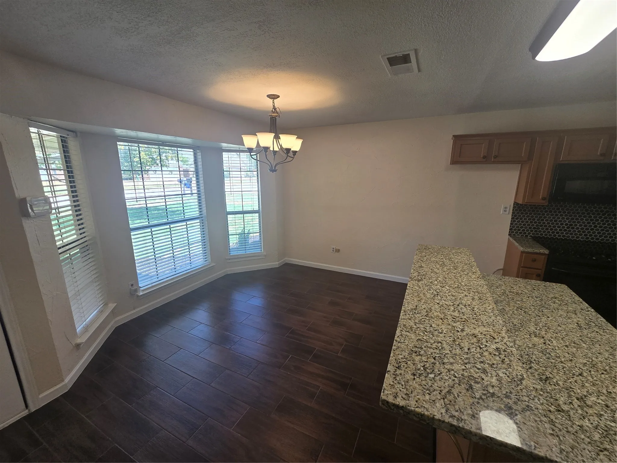 Single Family Residence For Rent in Tarrant County , 508 Tarragon Lane, Euless, Texas 76039, 3 Bedroom, 2 Bathroom, 2 Garage spaces, 1,434 Sqft, built in 1984, mls#21356810, Real Estate Agent in Euless, Homes For Rent in Tarrant county, Homes For Rent in Euless, Realtor in Euless Texas, Real Estate Brokerage Independent Realty Texas, Luminita Cordes Realtor