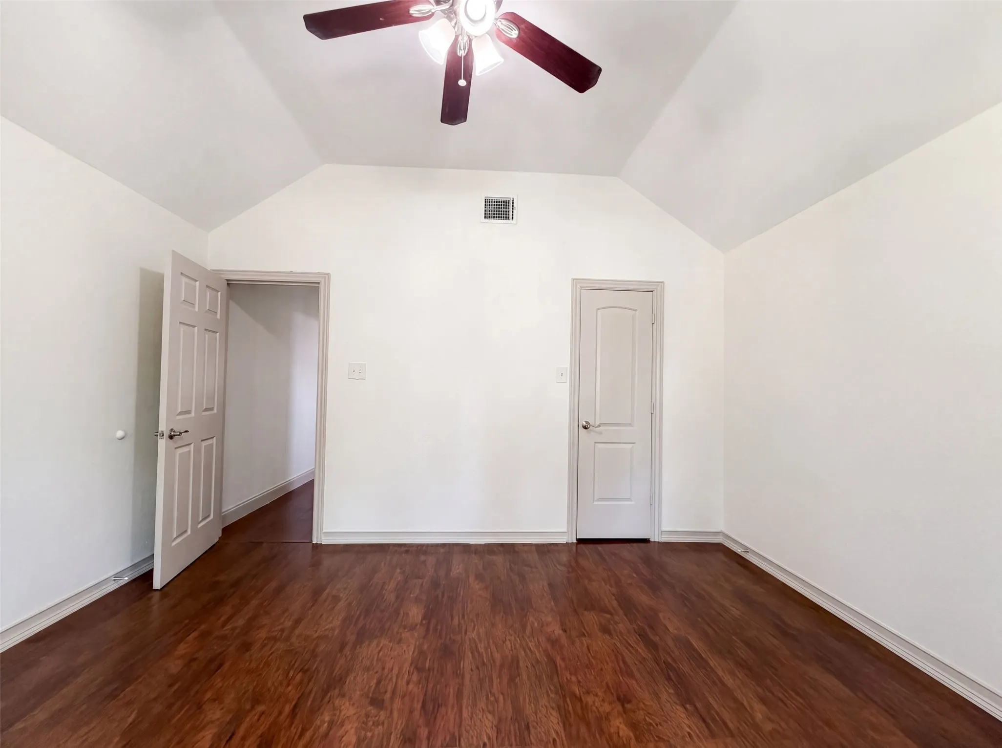 Single Family Residence For Sale in Tarrant County , 6315 Meadow Glen Drive, Arlington, Texas 76018, 5 Bedroom, 3 Bathroom, 2 Garage spaces, 2,762 Sqft, built in 1986, mls#21357014, Real Estate Agent in Arlington, Homes For Sale in Tarrant county, Homes For Sale in Arlington, Realtor in Arlington Texas, Real Estate Brokerage Independent Realty Texas, Luminita Cordes Realtor