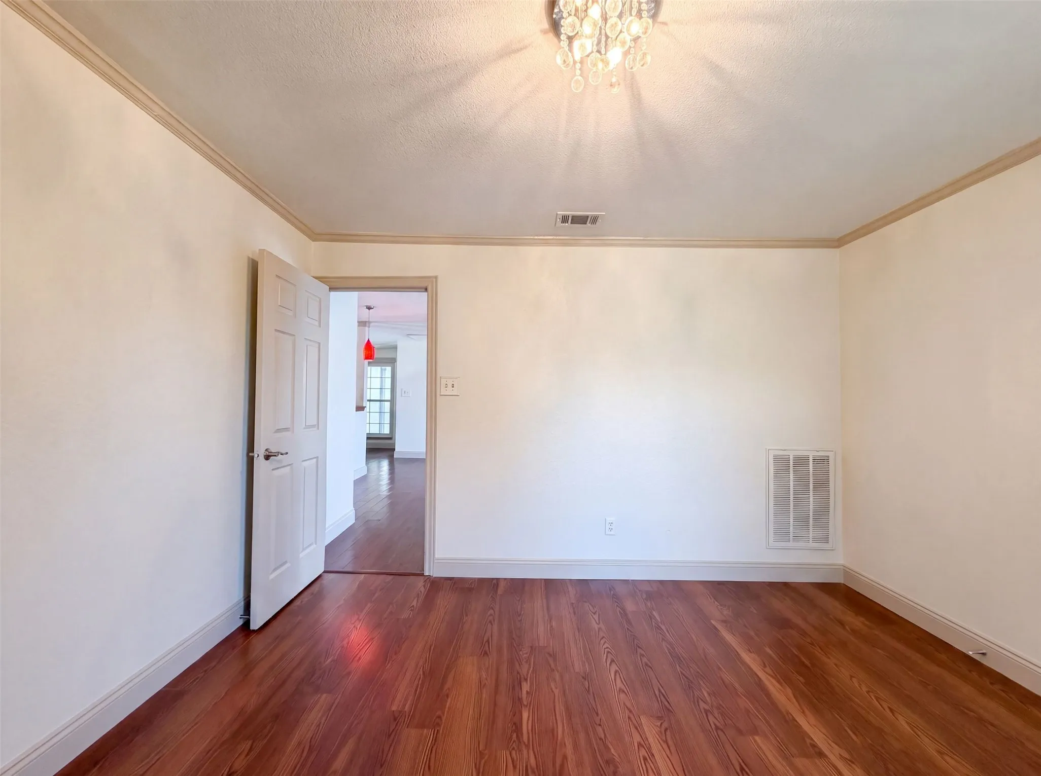 Single Family Residence For Sale in Tarrant County , 6315 Meadow Glen Drive, Arlington, Texas 76018, 5 Bedroom, 3 Bathroom, 2 Garage spaces, 2,762 Sqft, built in 1986, mls#21357014, Real Estate Agent in Arlington, Homes For Sale in Tarrant county, Homes For Sale in Arlington, Realtor in Arlington Texas, Real Estate Brokerage Independent Realty Texas, Luminita Cordes Realtor