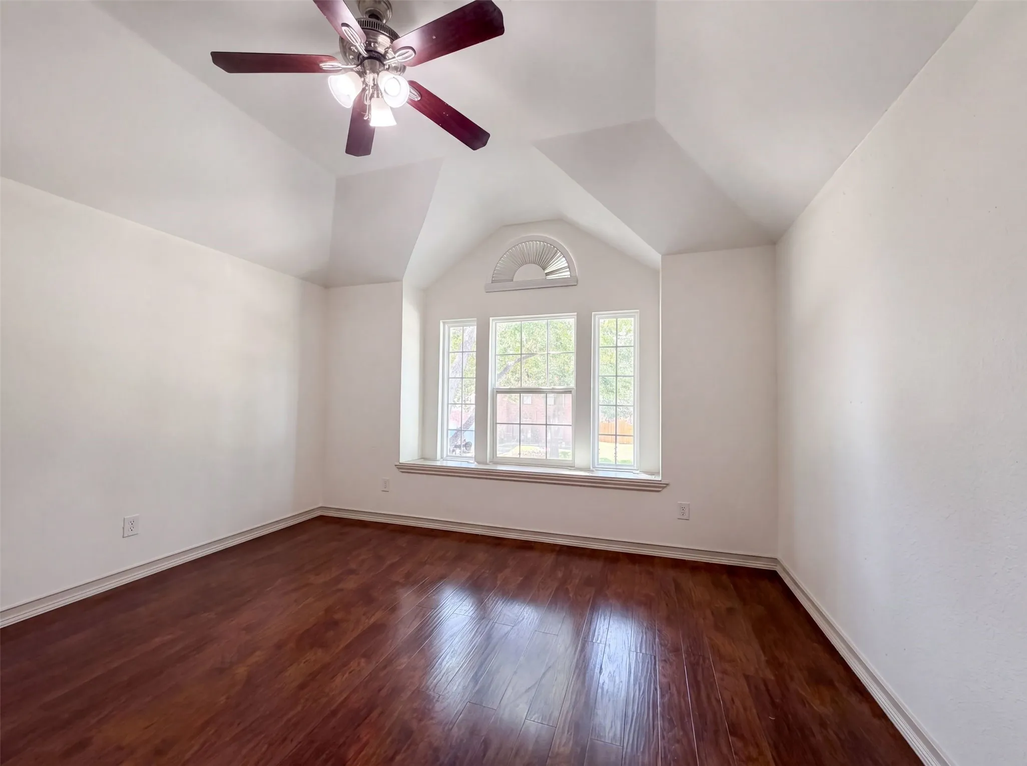 Single Family Residence For Sale in Tarrant County , 6315 Meadow Glen Drive, Arlington, Texas 76018, 5 Bedroom, 3 Bathroom, 2 Garage spaces, 2,762 Sqft, built in 1986, mls#21357014, Real Estate Agent in Arlington, Homes For Sale in Tarrant county, Homes For Sale in Arlington, Realtor in Arlington Texas, Real Estate Brokerage Independent Realty Texas, Luminita Cordes Realtor