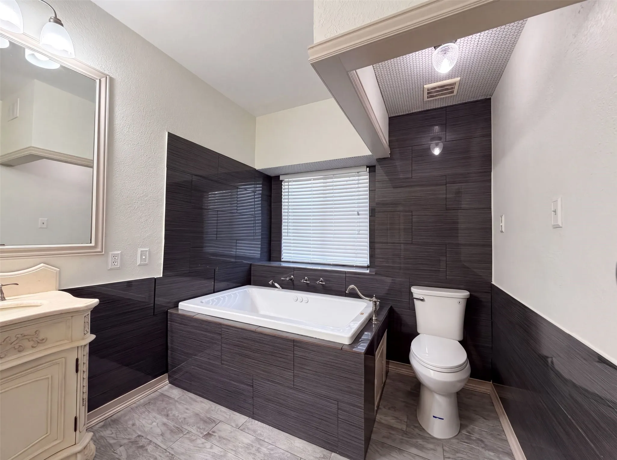 Single Family Residence For Sale in Tarrant County , 6315 Meadow Glen Drive, Arlington, Texas 76018, 5 Bedroom, 3 Bathroom, 2 Garage spaces, 2,762 Sqft, built in 1986, mls#21357014, Real Estate Agent in Arlington, Homes For Sale in Tarrant county, Homes For Sale in Arlington, Realtor in Arlington Texas, Real Estate Brokerage Independent Realty Texas, Luminita Cordes Realtor