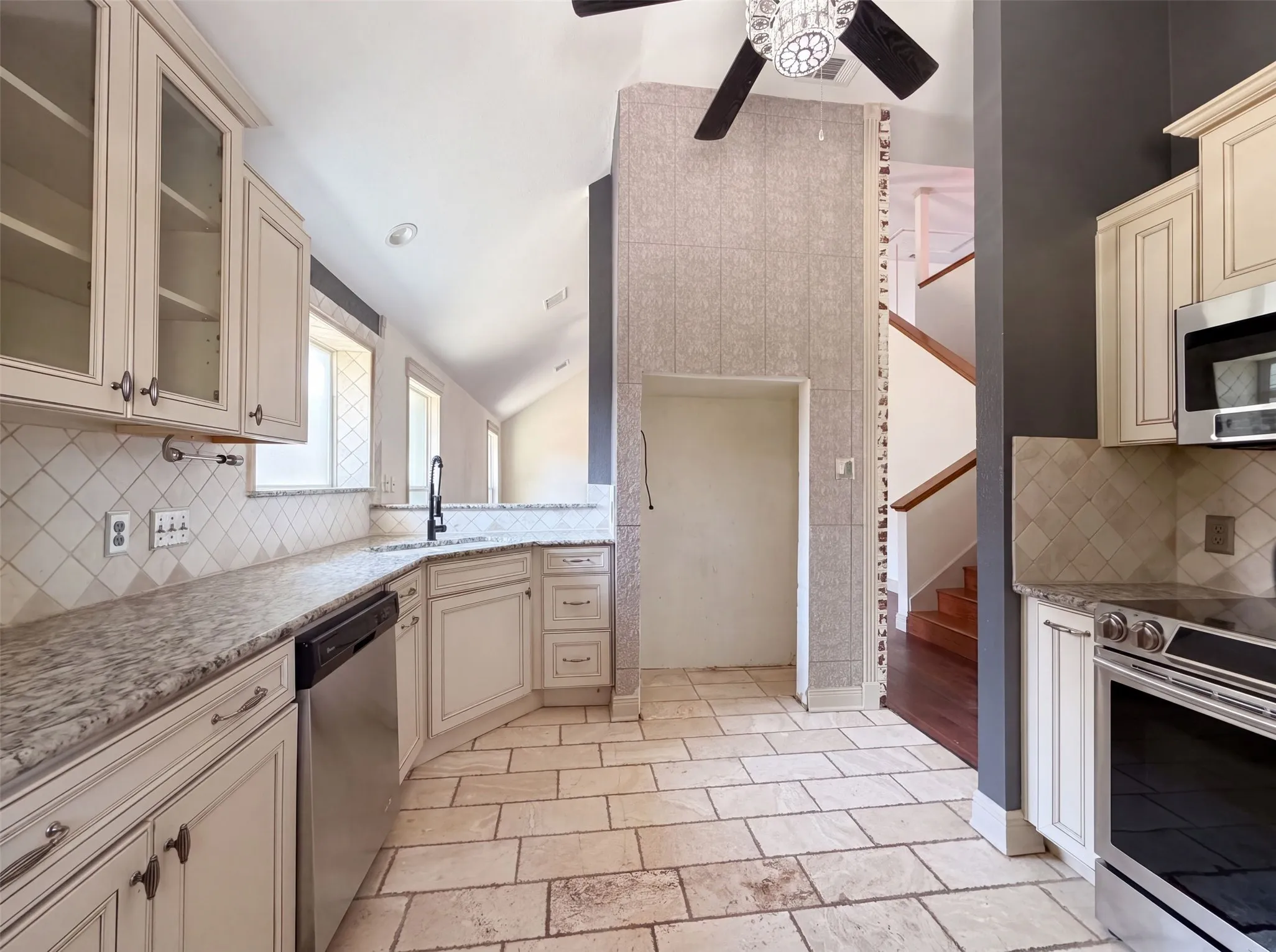 Single Family Residence For Sale in Tarrant County , 6315 Meadow Glen Drive, Arlington, Texas 76018, 5 Bedroom, 3 Bathroom, 2 Garage spaces, 2,762 Sqft, built in 1986, mls#21357014, Real Estate Agent in Arlington, Homes For Sale in Tarrant county, Homes For Sale in Arlington, Realtor in Arlington Texas, Real Estate Brokerage Independent Realty Texas, Luminita Cordes Realtor