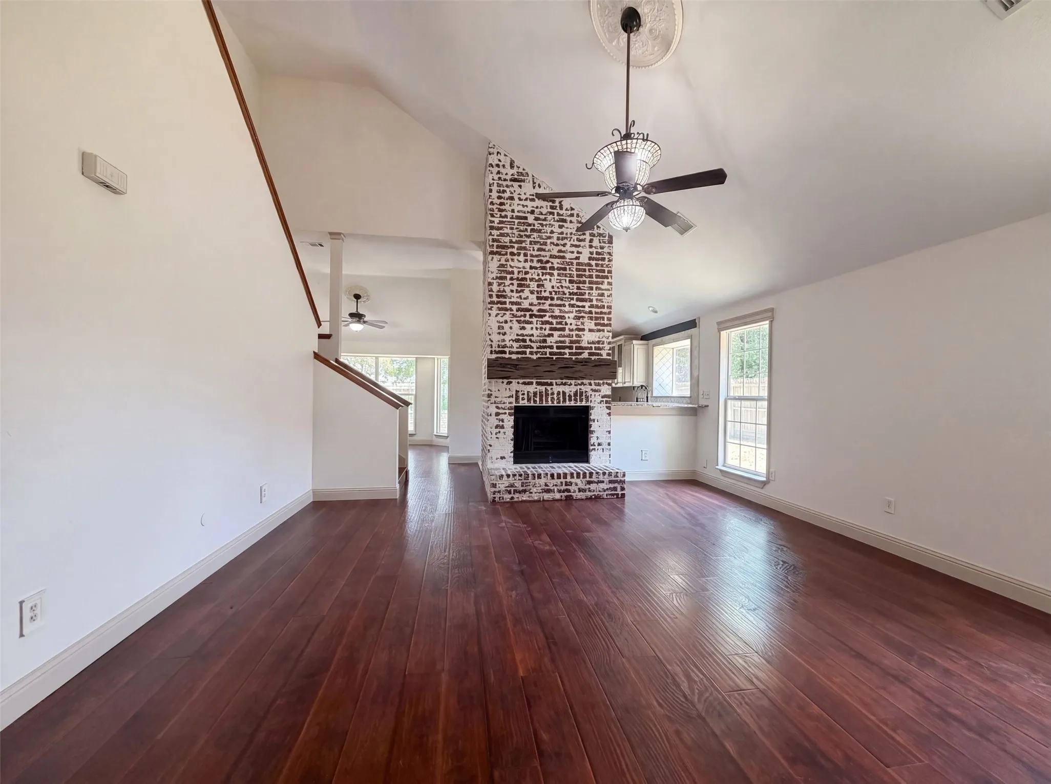 Single Family Residence For Sale in Tarrant County , 6315 Meadow Glen Drive, Arlington, Texas 76018, 5 Bedroom, 3 Bathroom, 2 Garage spaces, 2,762 Sqft, built in 1986, mls#21357014, Real Estate Agent in Arlington, Homes For Sale in Tarrant county, Homes For Sale in Arlington, Realtor in Arlington Texas, Real Estate Brokerage Independent Realty Texas, Luminita Cordes Realtor